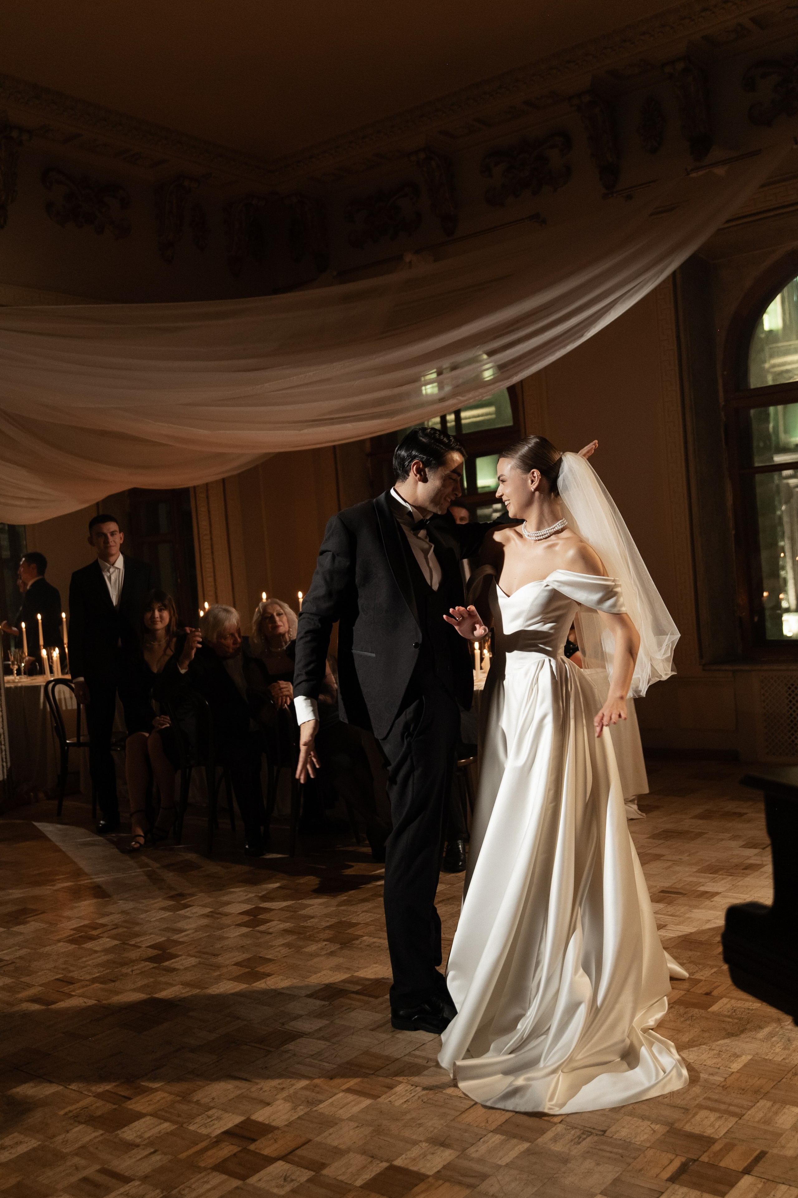 Камерный свадебный ужин при свечах в старинном особняке в фотостудии 21. Kult. Ярослава Ерина — свадебный фотограф в Москве