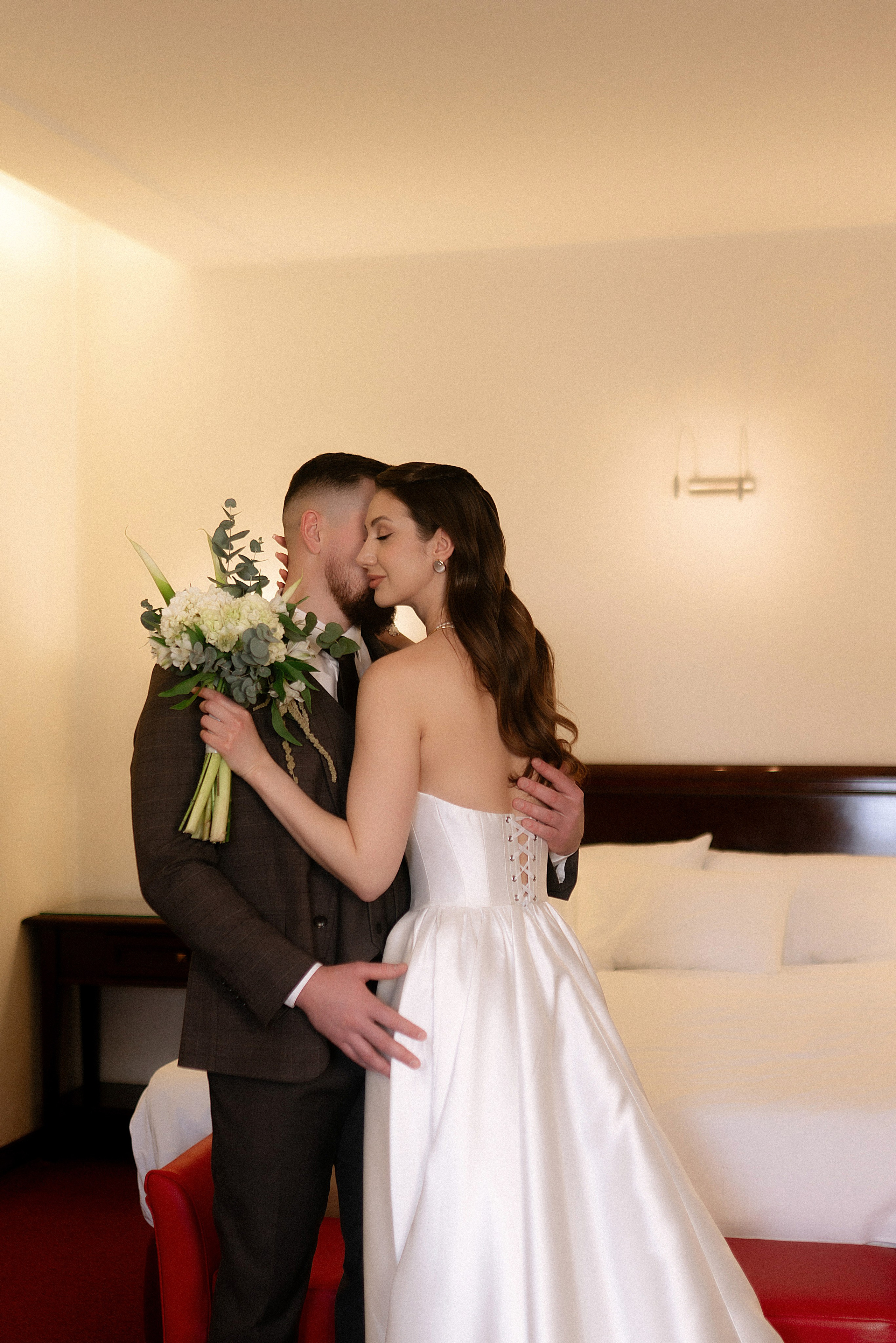 Утро жениха и невесты | Арина и Игорь в отеле Арт-бутик в Воронеже. Фотограф Карина Шмулёва. Воронеж и область