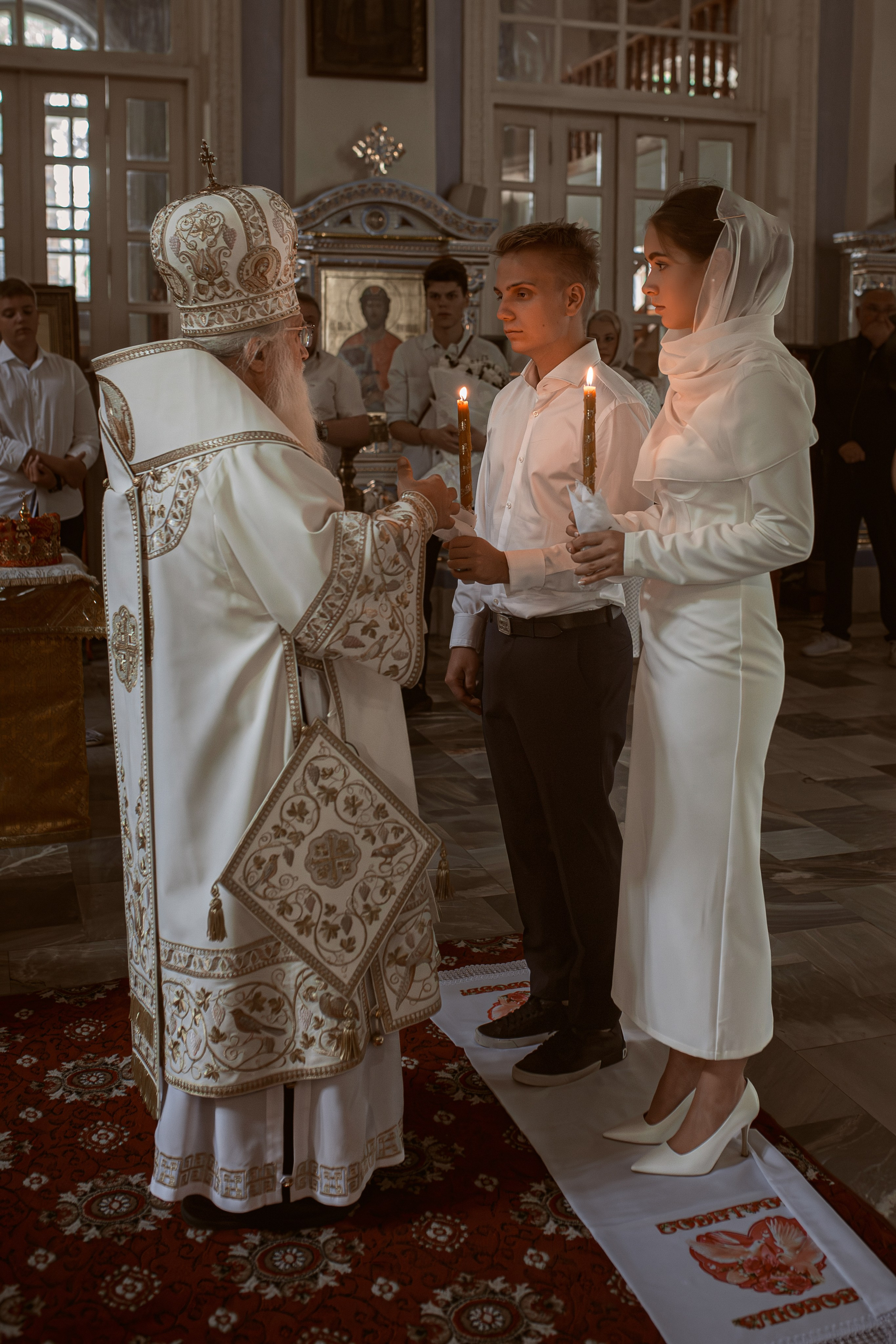 митрополит Ташкентский и Узбекистанский Викентий (Морарь) совершает таинство венчания в кафедральном соборе Успения Пресвятой Богородицы в Ташкенте