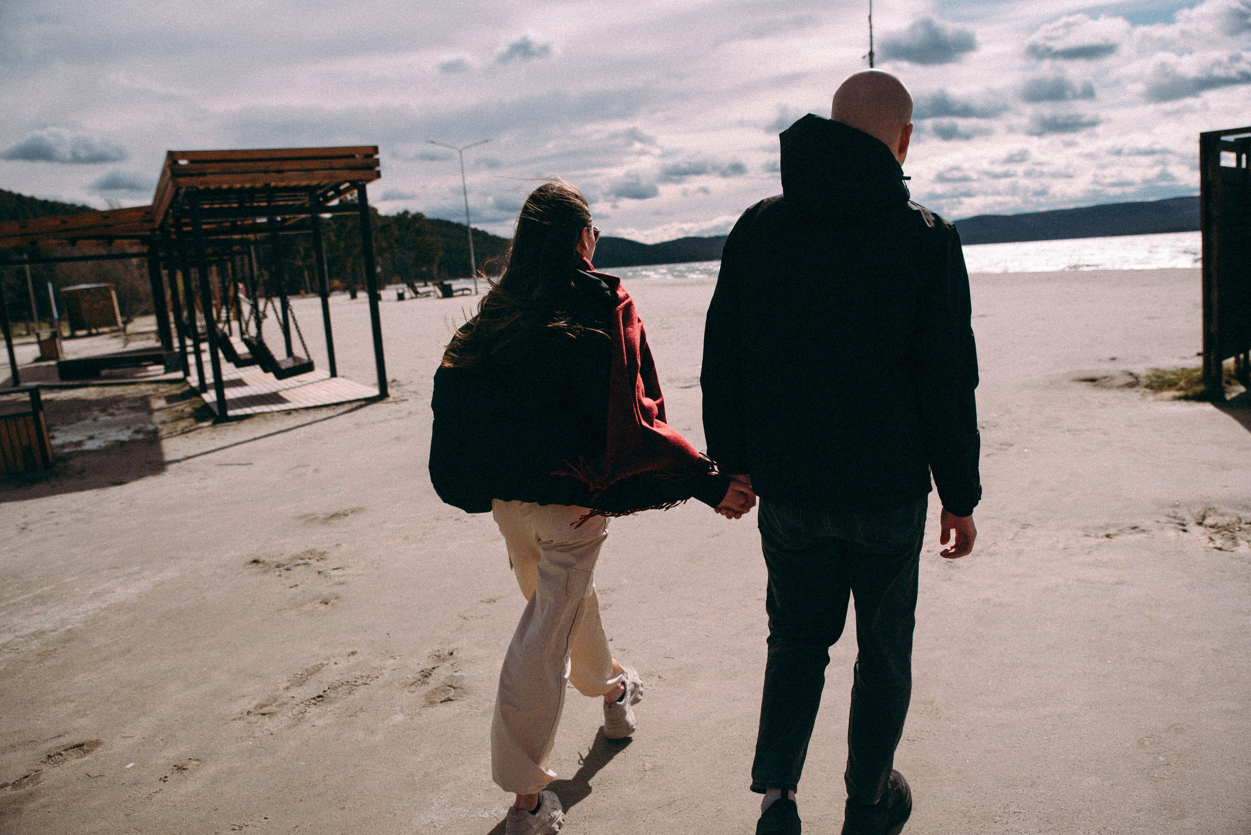 пара держится за руку на прогулке