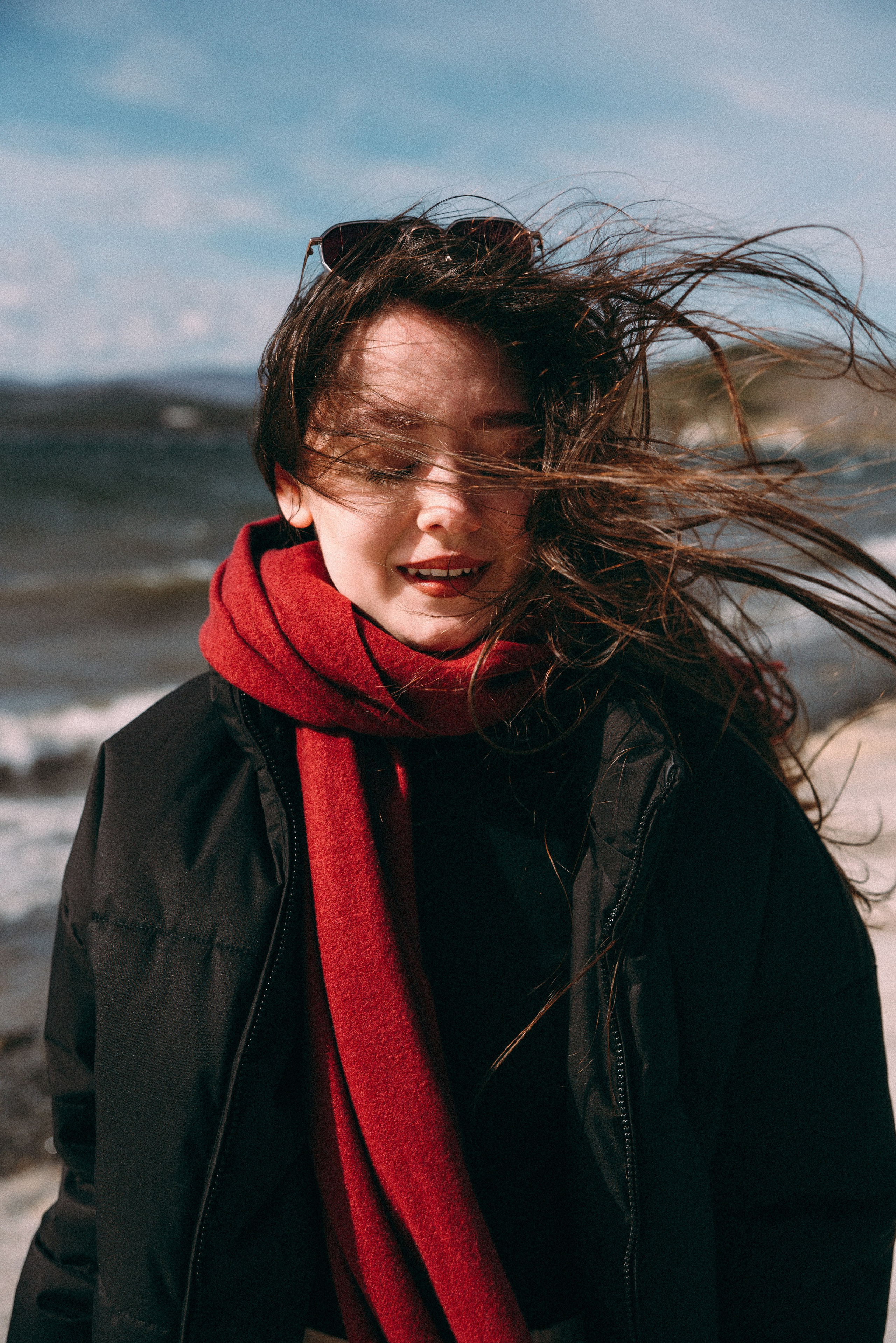 портрет девушки в красном шарфе