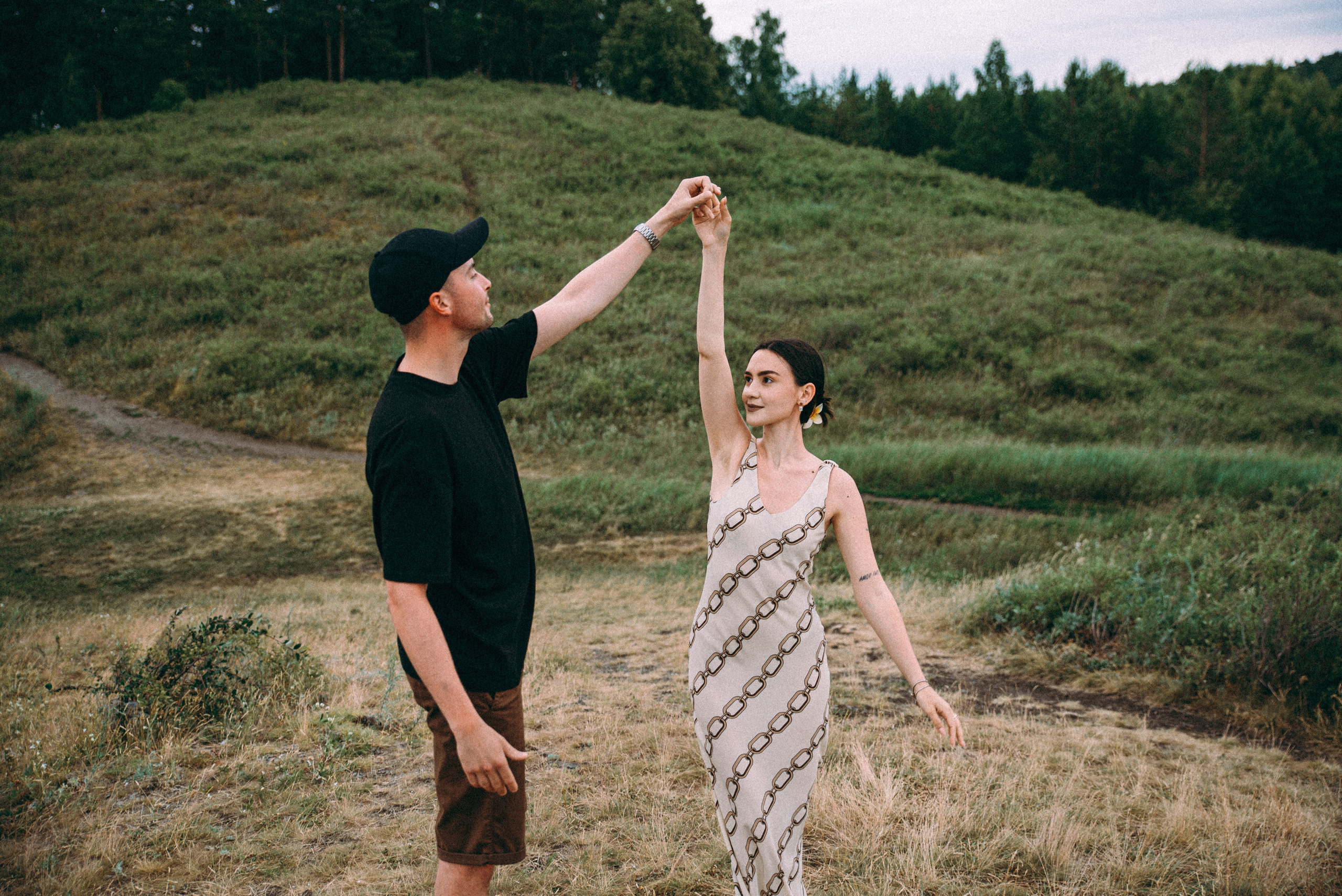девушка и парень танцуют на природе