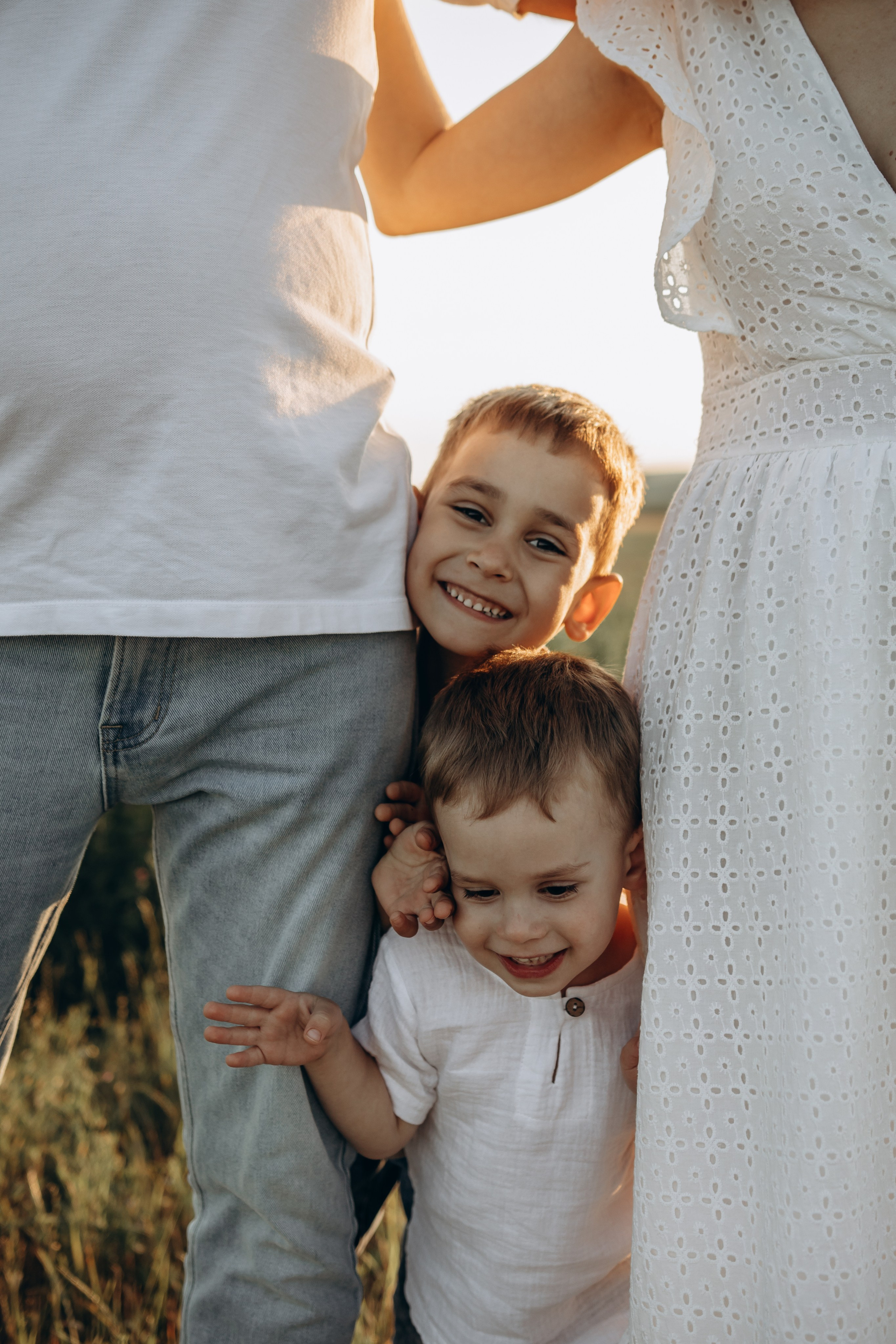 Миша, Ксюша, Саша и Леша — запуская воздушного змея. Семейный фотограф Новороссийск, Анапа, Геленджик — Юлия Давыдова