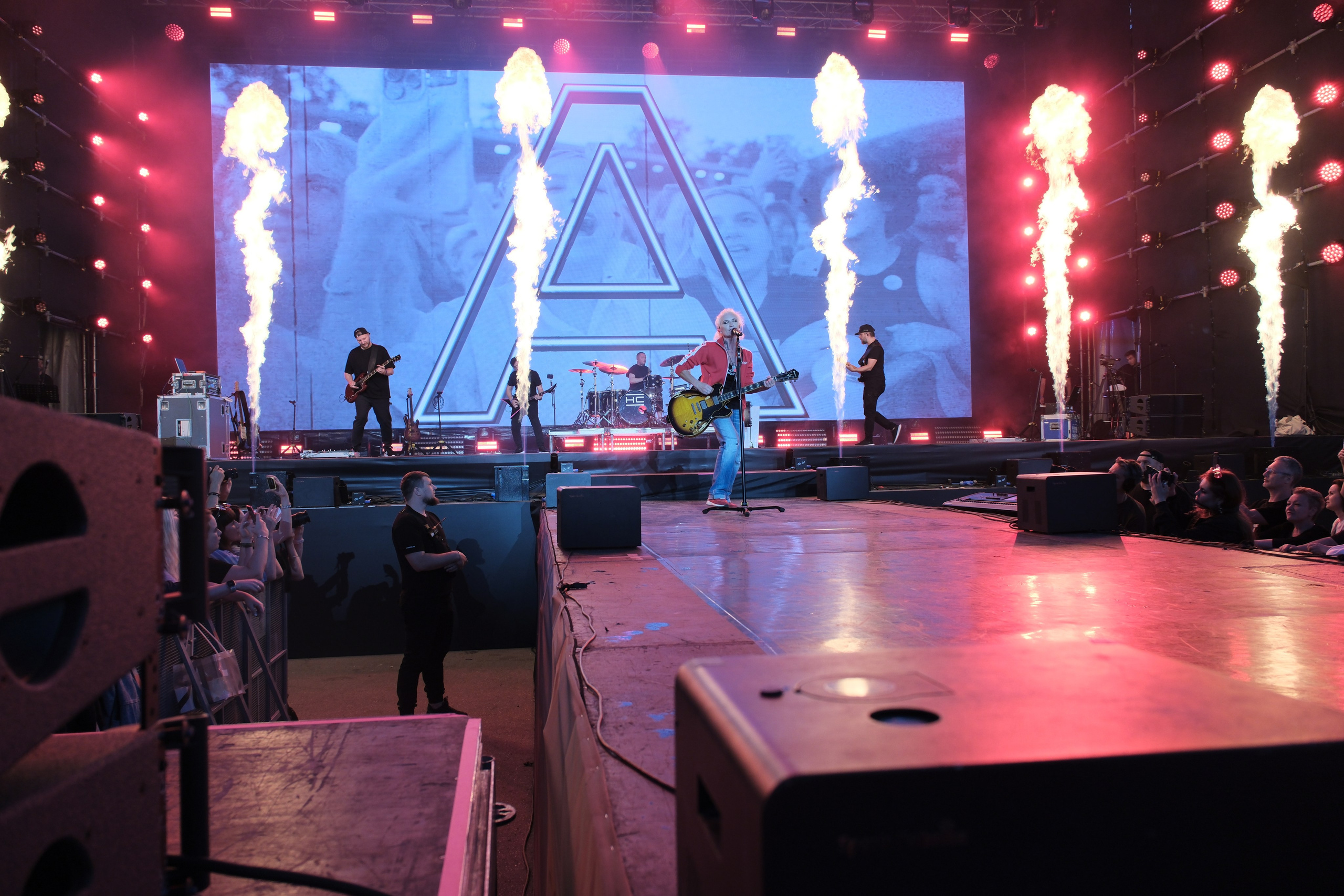 Диана Арбенина (группа «Ночные снайперы») — Москва, МТС Live Лето 2024. RedGeek - блогер и стручњак за образовање и ИТ Кирил Ситнов