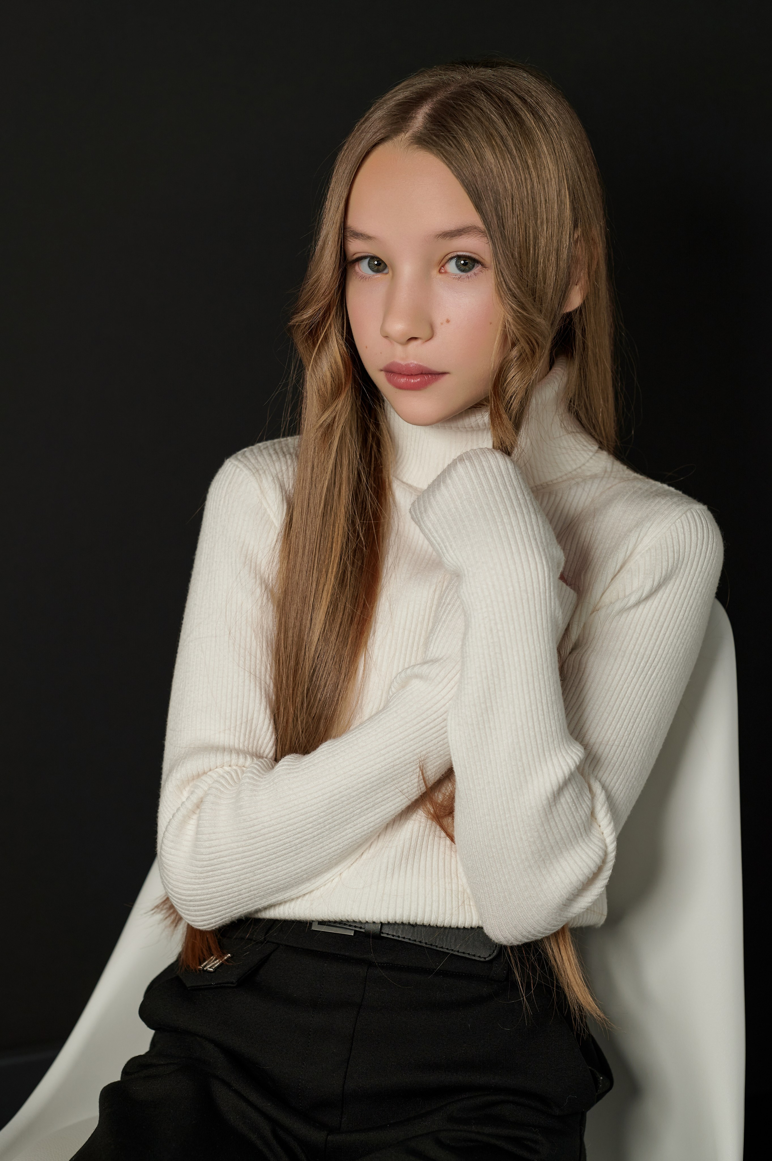 Студийная стильная съёмка матери и дочери