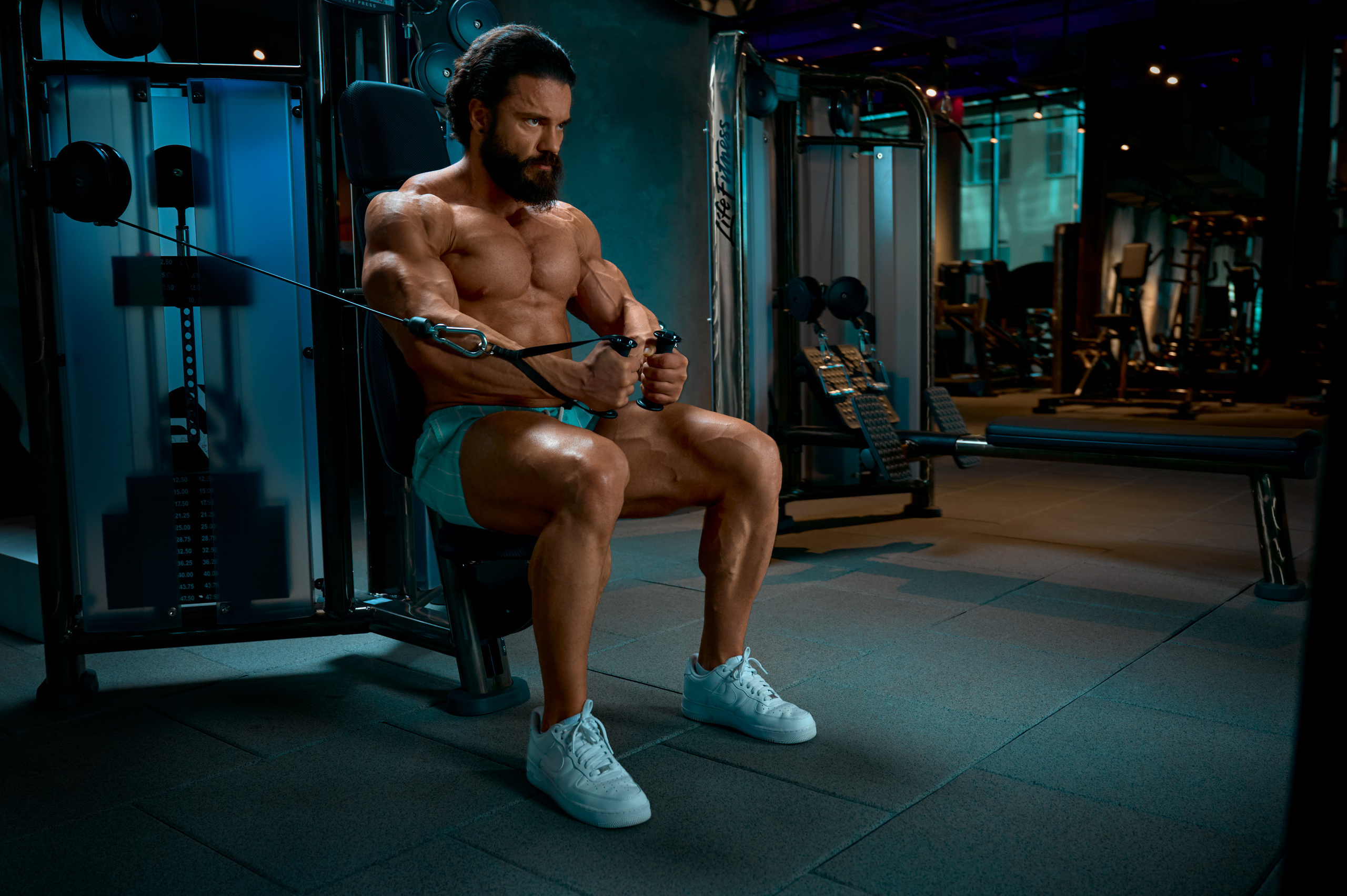 Спортивная Фитнес фотосессия Александр Кузнецов в тренажерном зале Anvil