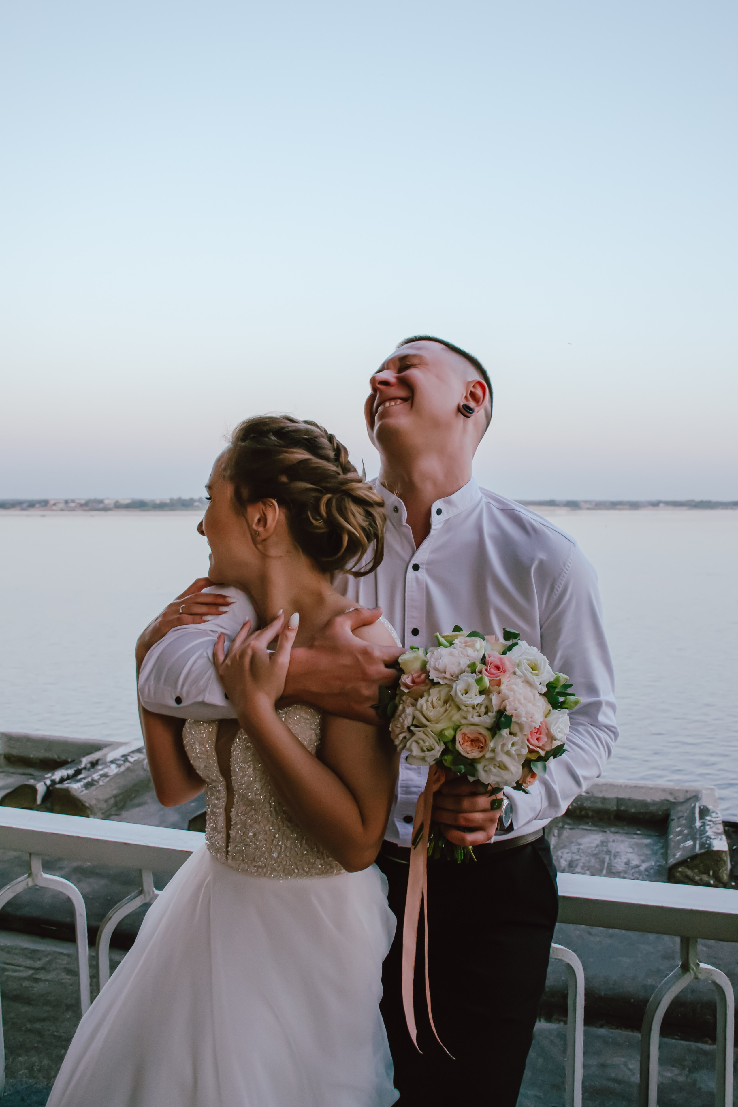 Праздничный свадебный снимок с искренними эмоциями пары