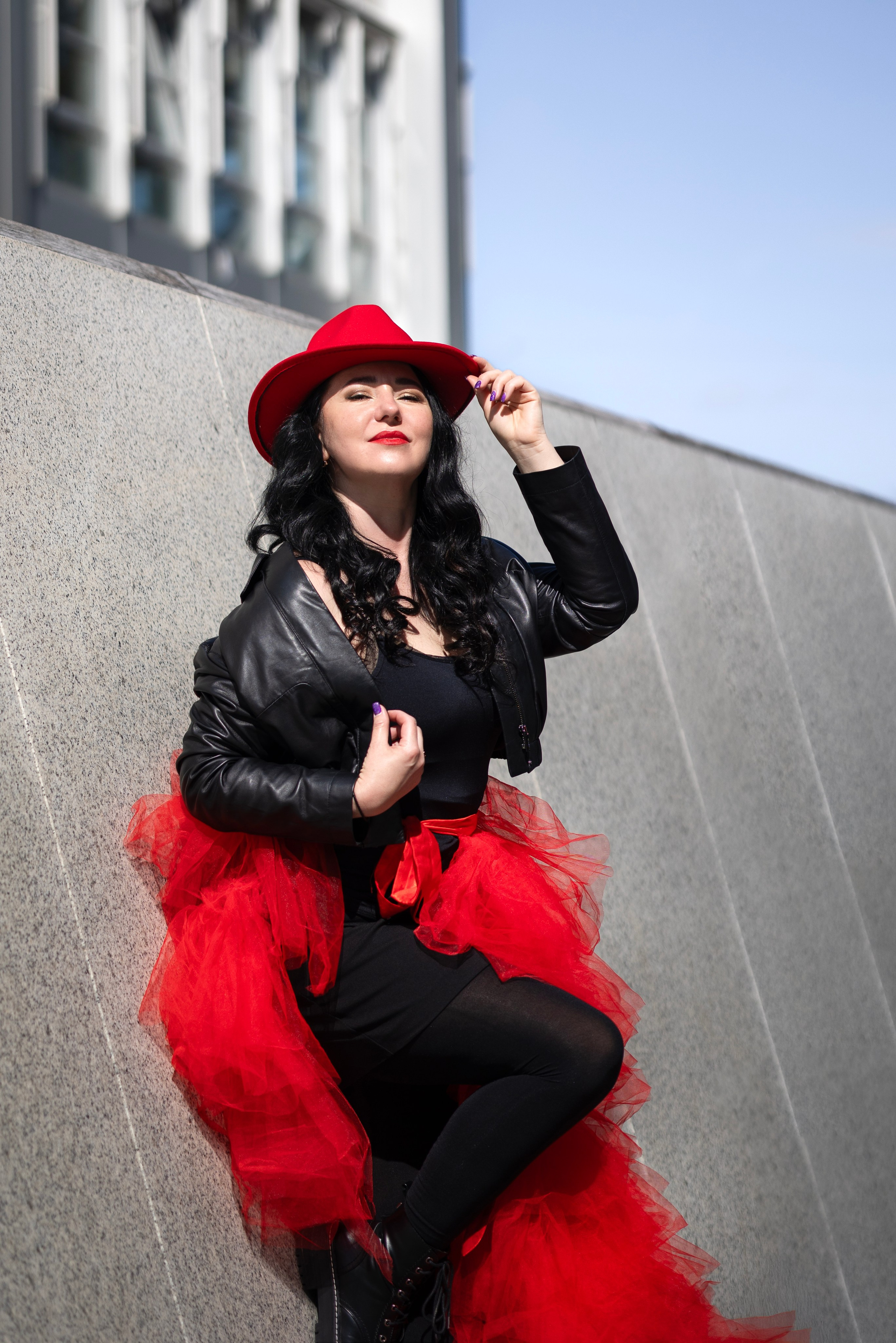 Balloons and red skirt. Photographer in Munich