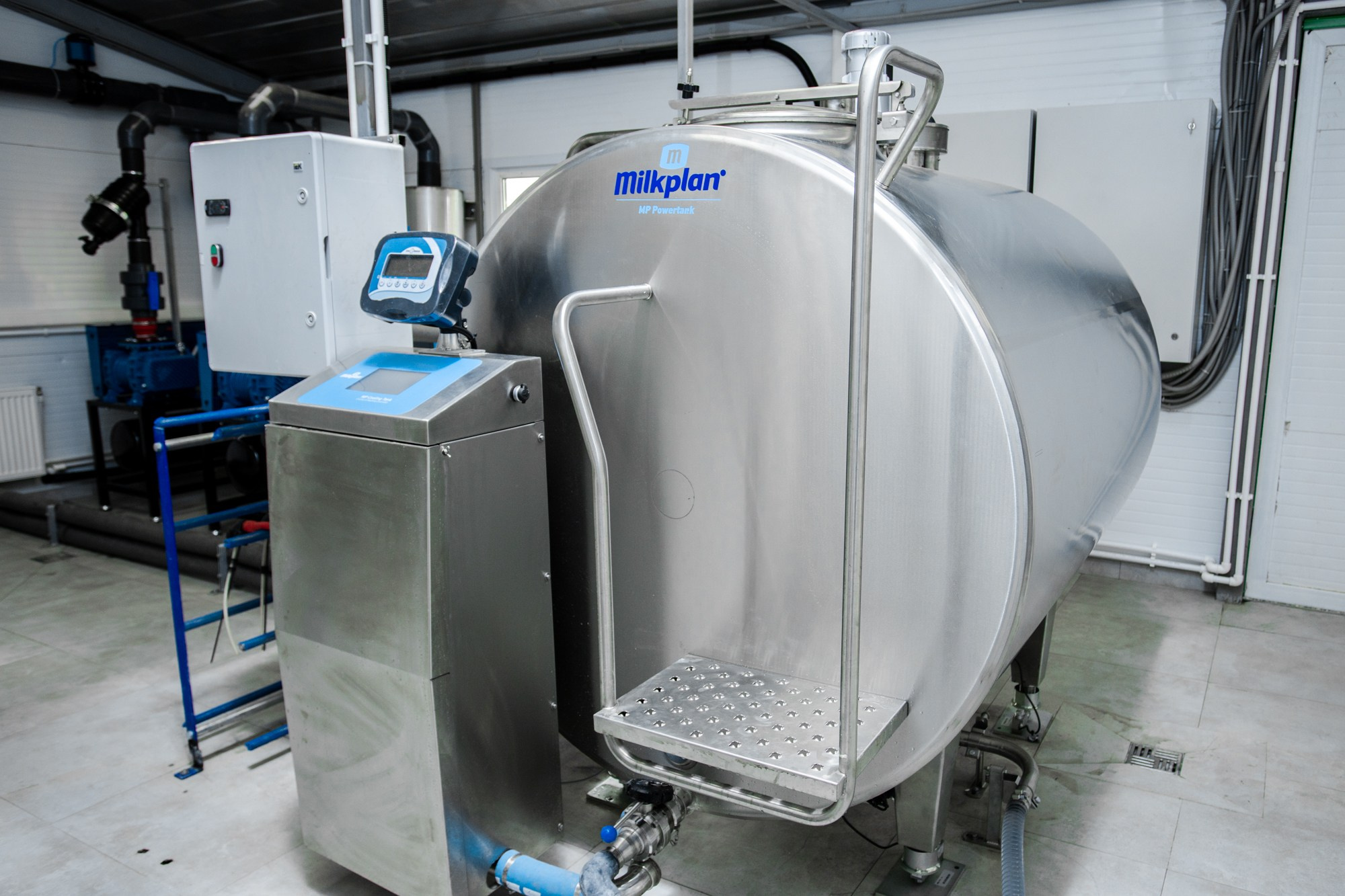 Оборудование хранения молока. Репортажный, промышленный и маркетплейс-фотограф Дмитрий Чернат
