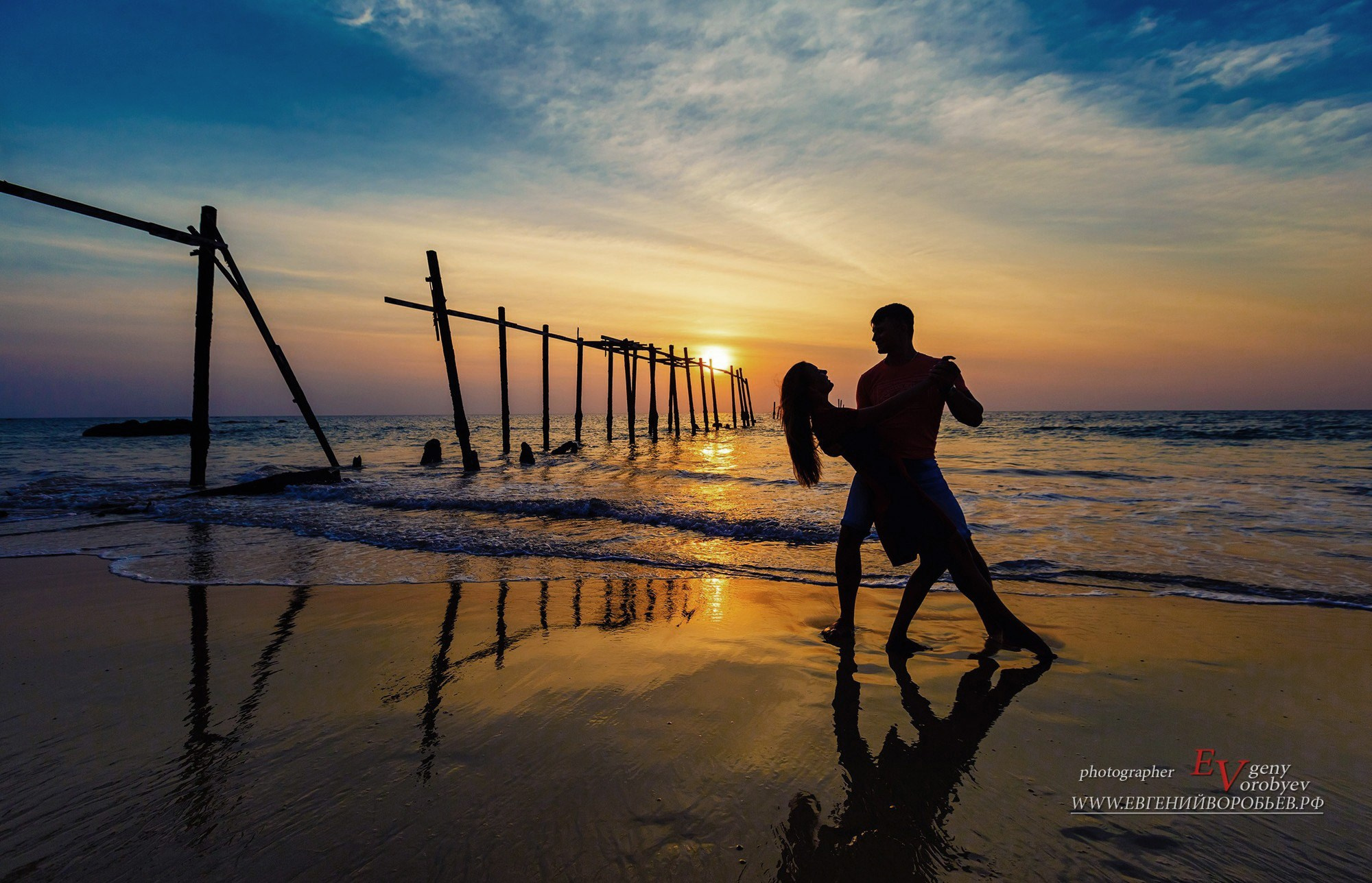 фотосессия Пхукет фотограф пляж  закат лавстори  романтическая фотосъёмка Ката Карон Найхарн Патонг Найхарн Сурин море счастье радость идея место образ пример фото силуэт позы для фотосессии Phuket Naiharn Kata Karon Patong Surin заказать фотосъёмку цена стоимость 