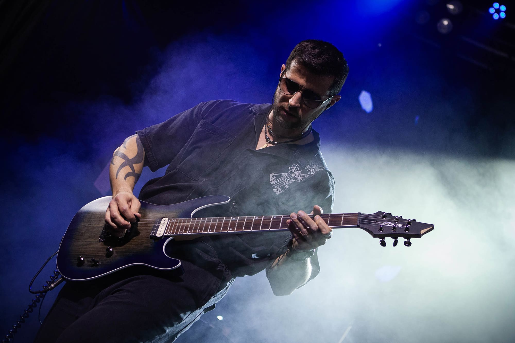 guitarist-playing-electric-guitar-on-stage-with-dramatic-lighting