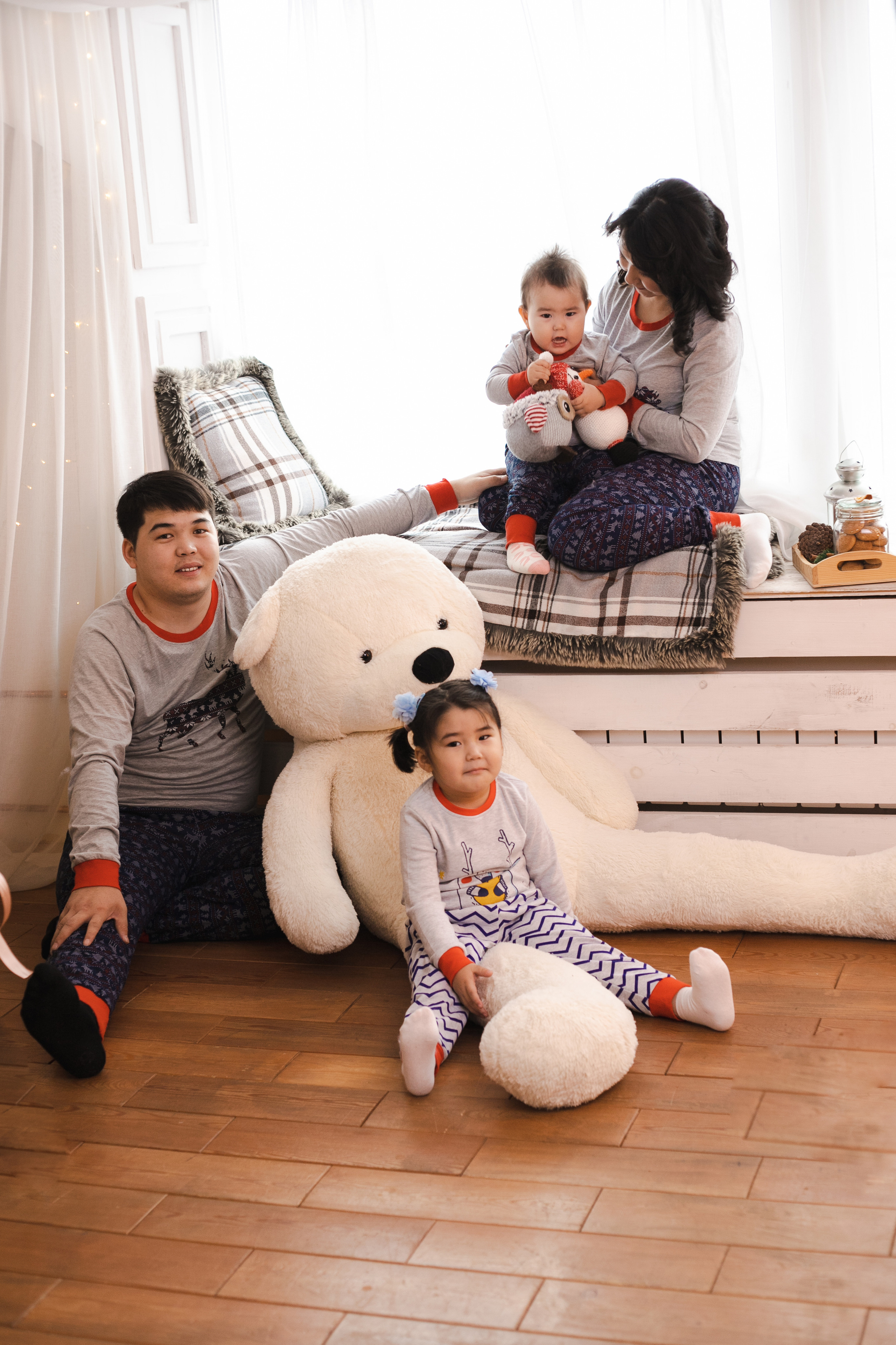 Семейная студийная фотосессия. Фотограф в Иркутске Тома Кабанова