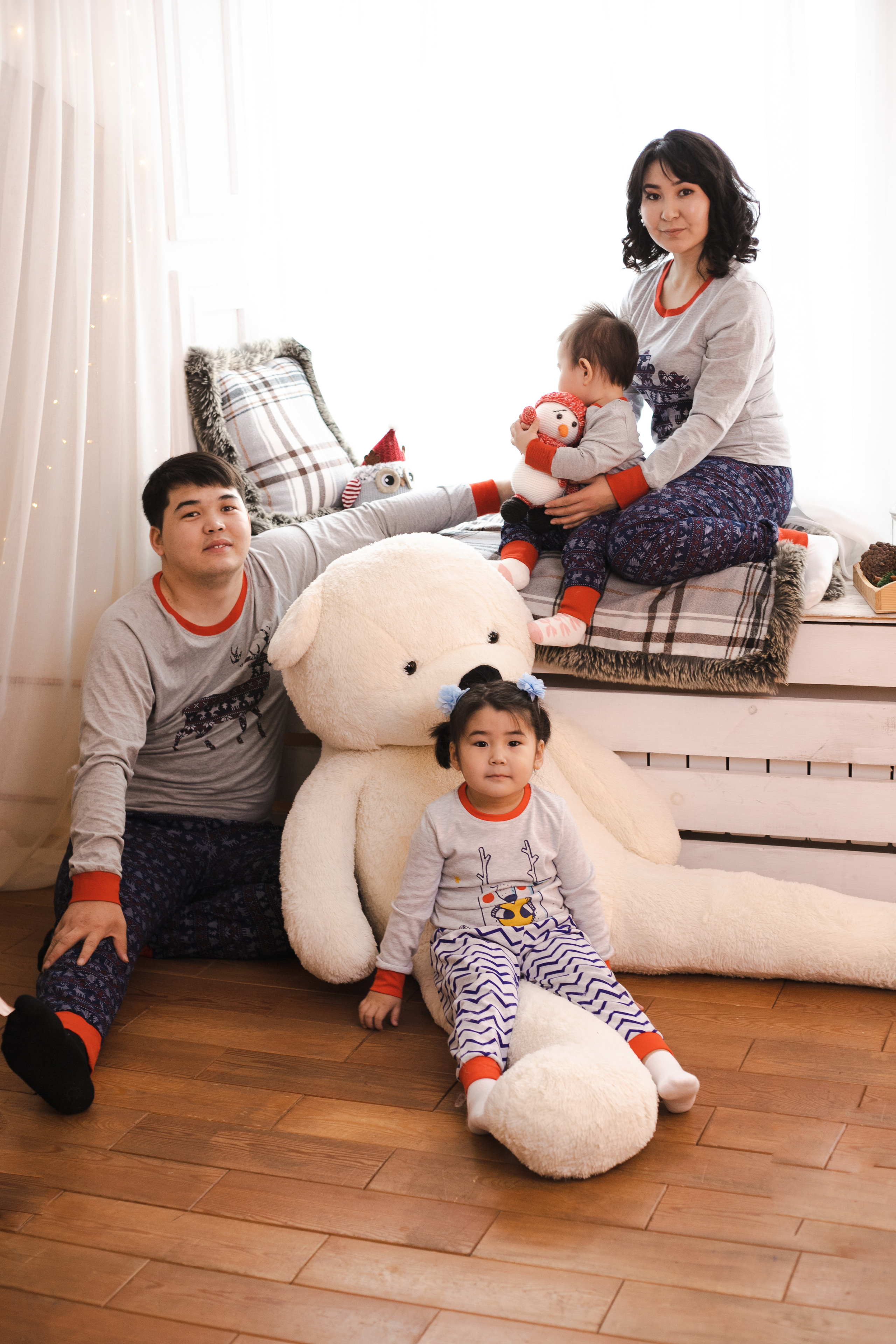 Семейная студийная фотосессия. Фотограф в Иркутске Тома Кабанова