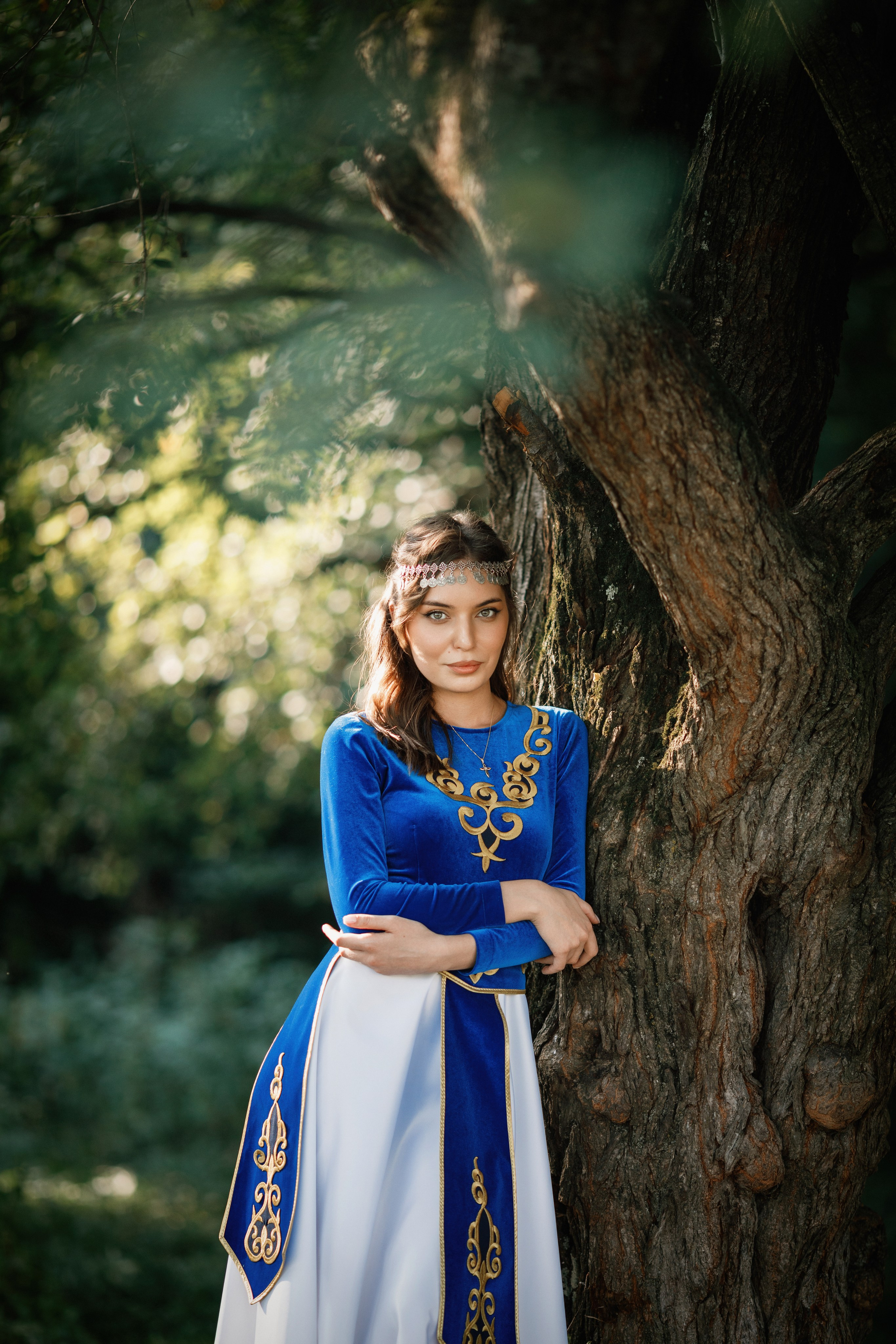 Индивидуальная фотосессия в горах, в армянском национальном платье. Фотограф во Владикавказе Юрий Геворгизов