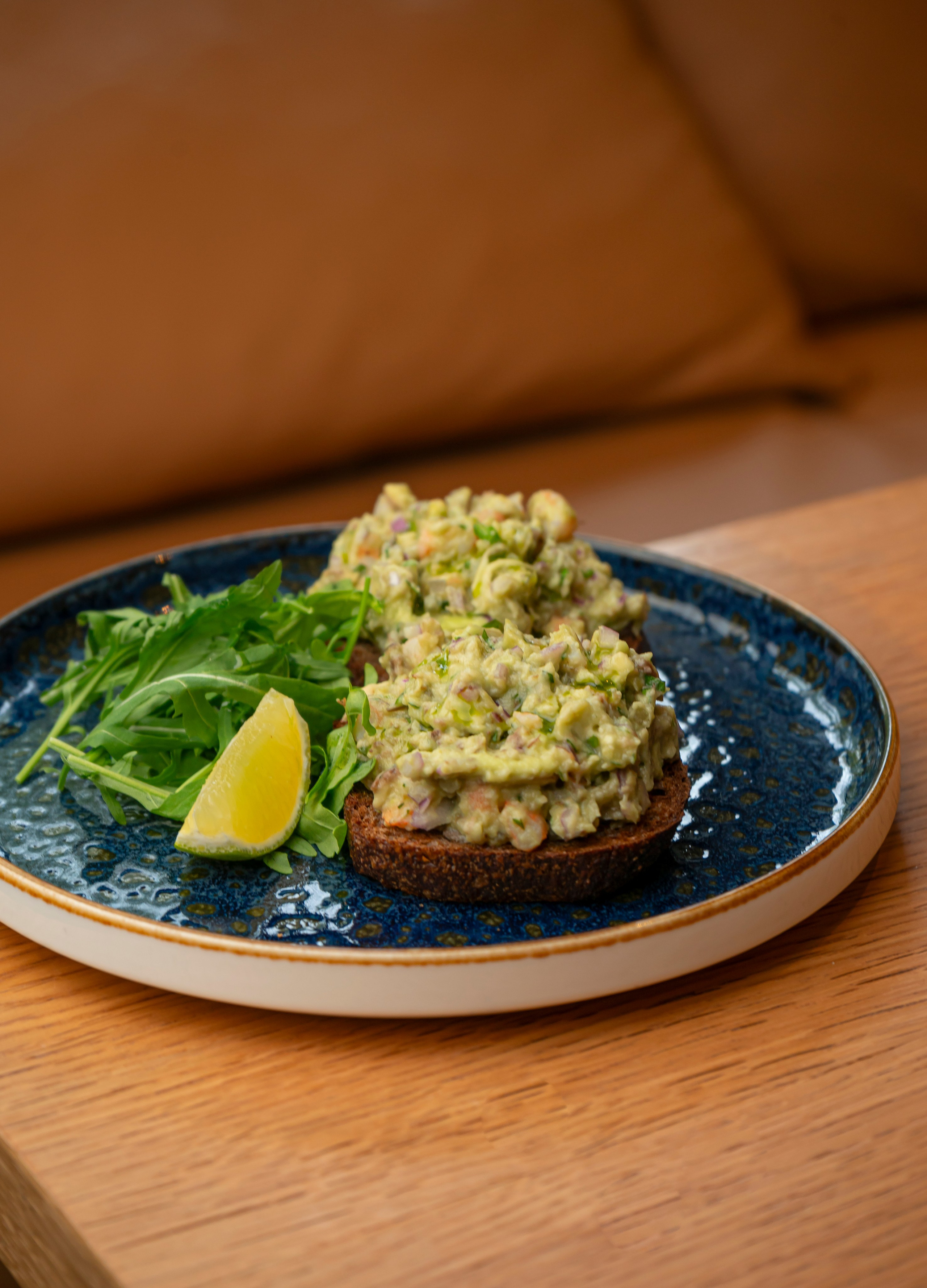 Тосты с авокадо, сёмгой и рукколой