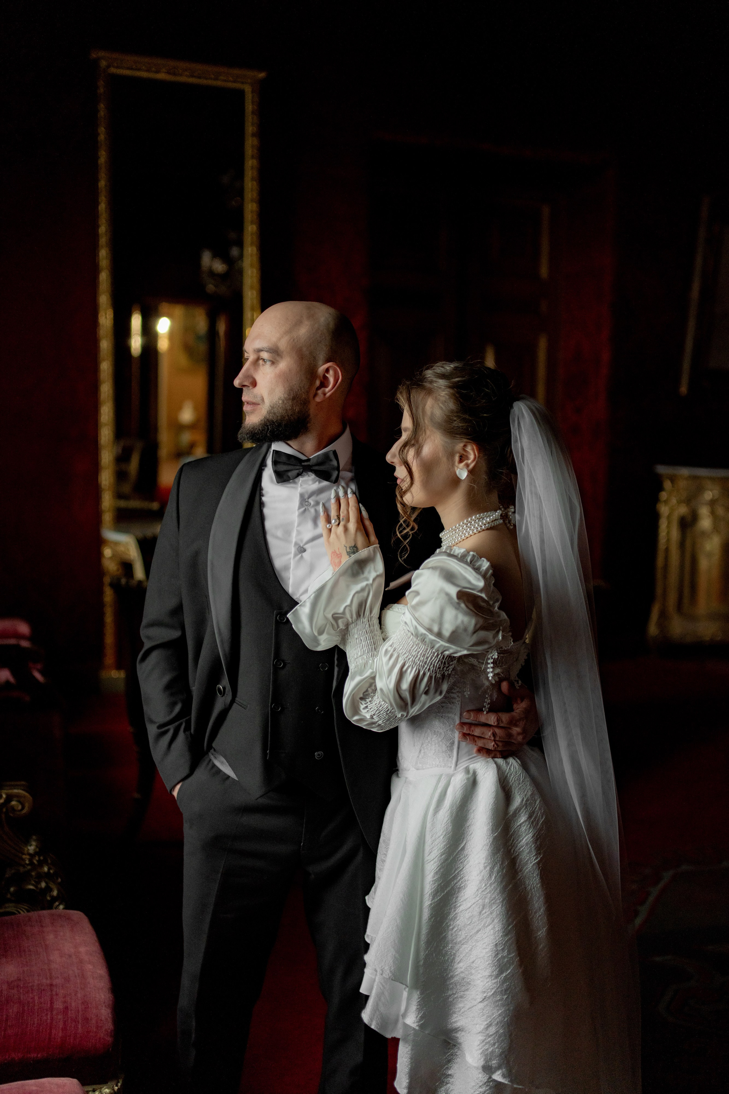 Невеста и жених красиво обнимаются во Дворце Великого Князя Владимира / Дом учёных в красном зале