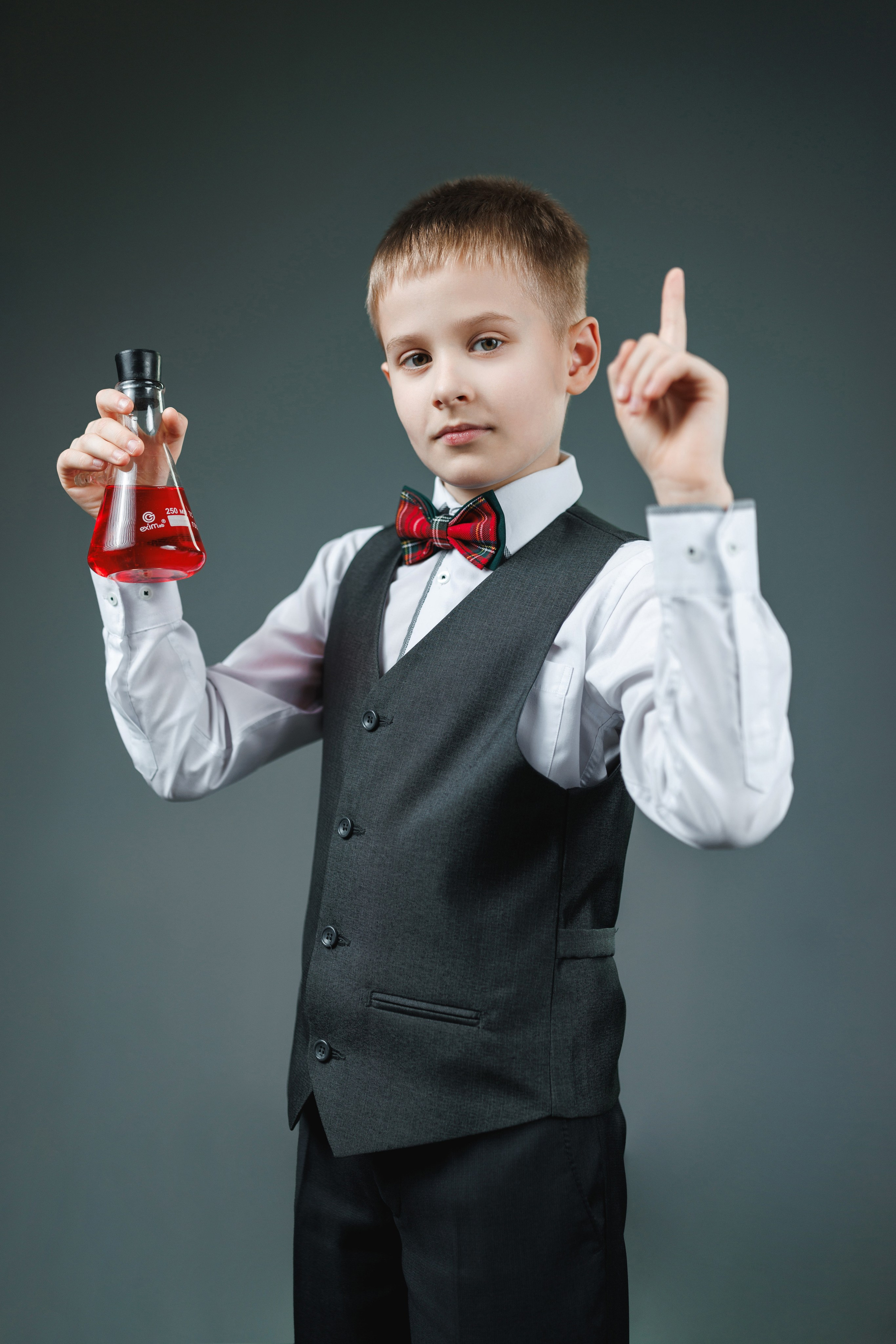 Портрет в серой фотозоне. Правильный Выпускной Альбом