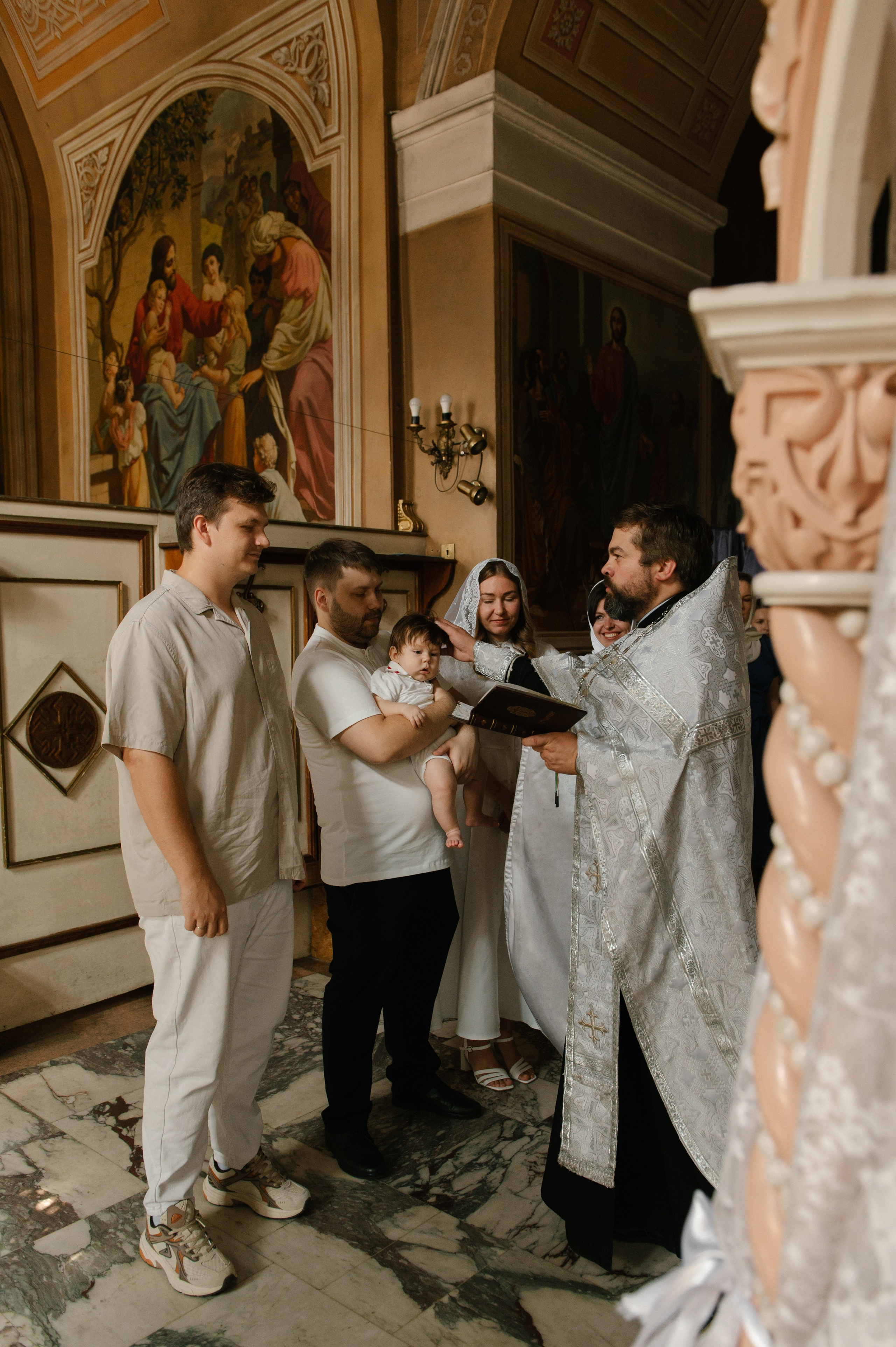 Фотограф на крещение. Фотосессия таинства крещения. Храм Воскресения Словущего в Даниловской Слободе. Семейный и свадебный фотограф в Москве Татьяна Николаева