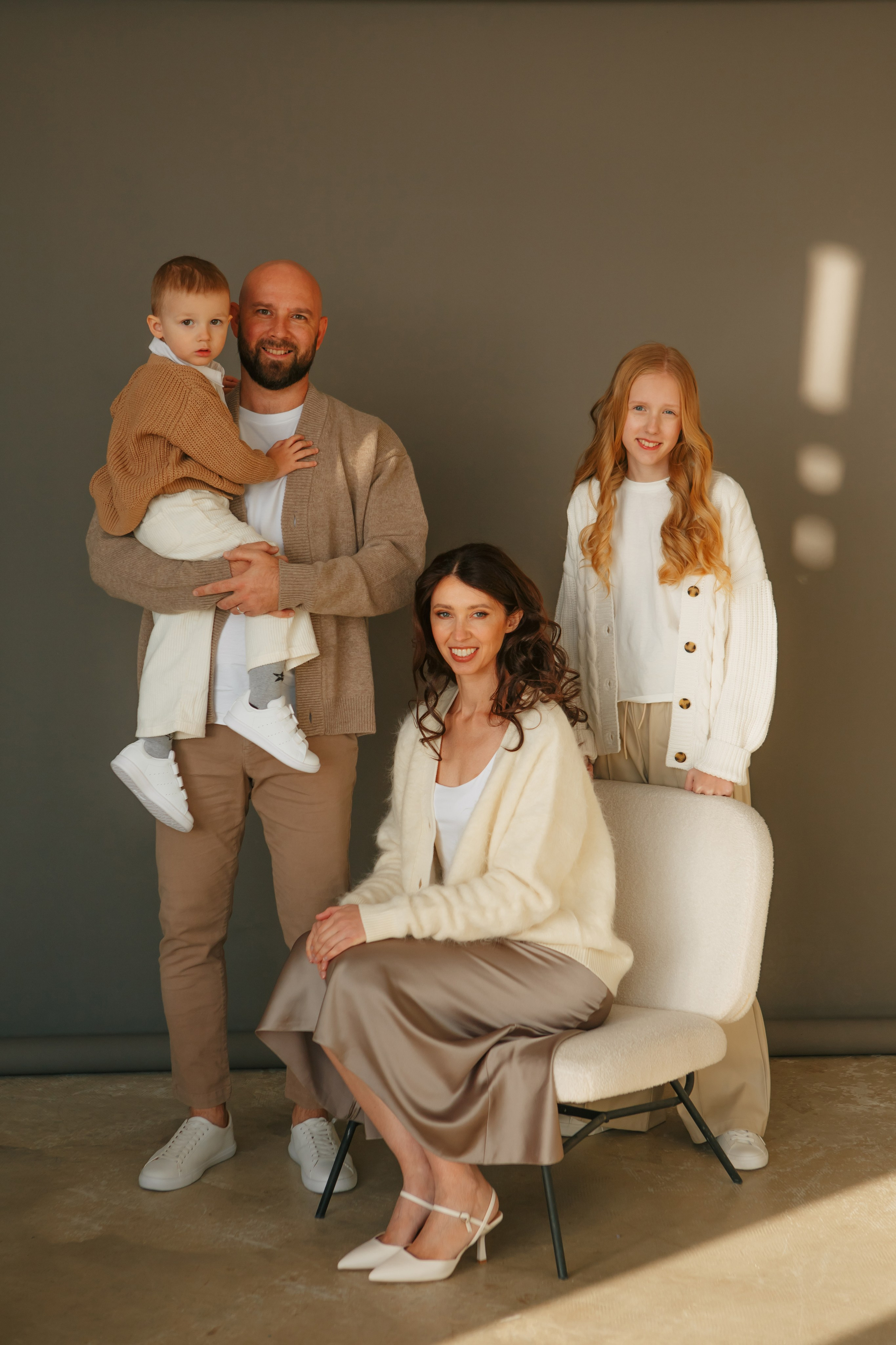 Семейная фотосессия в минималистичном стиле. Фотограф Александра Рышкова