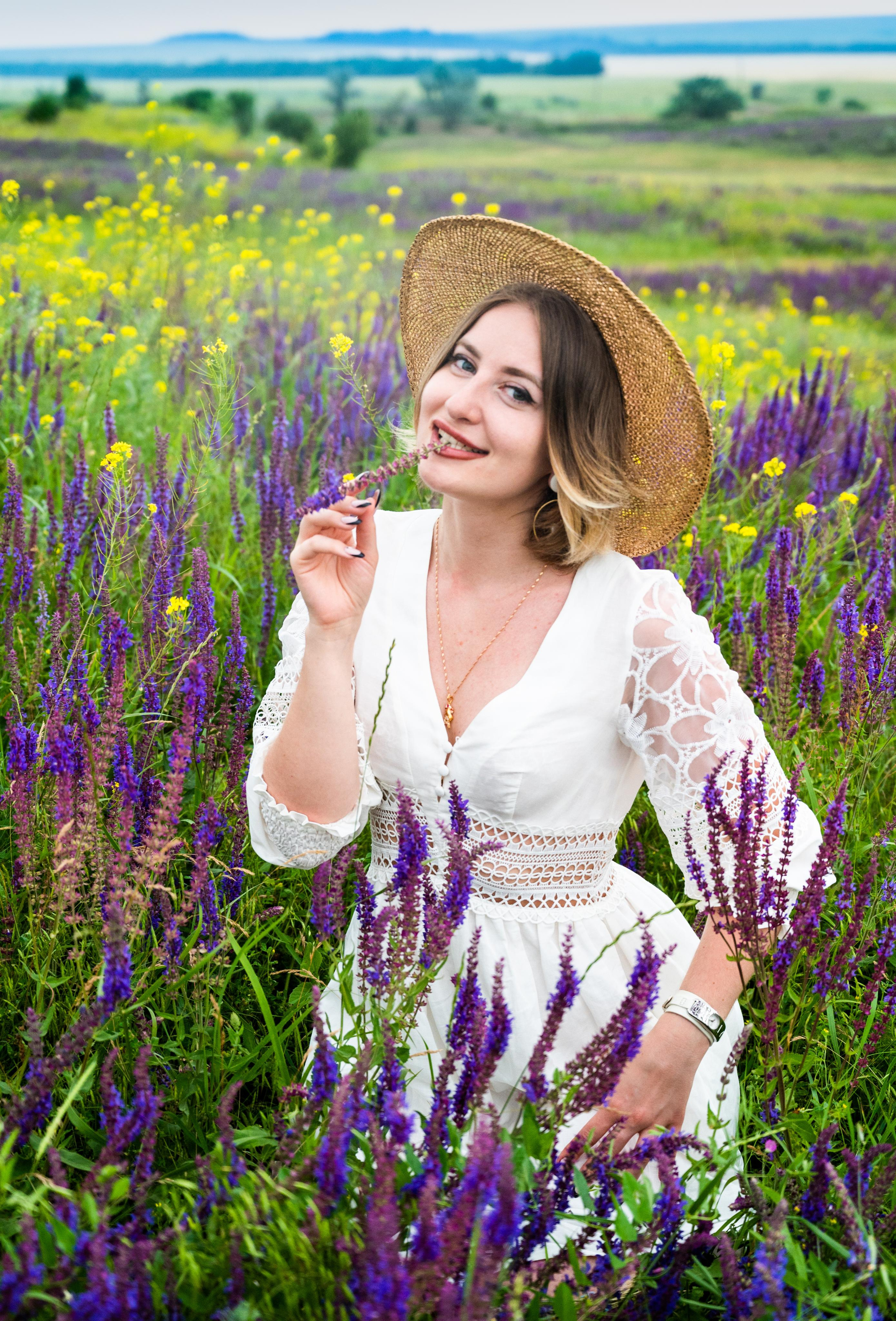Фотосессия в цветущем поле. Главная