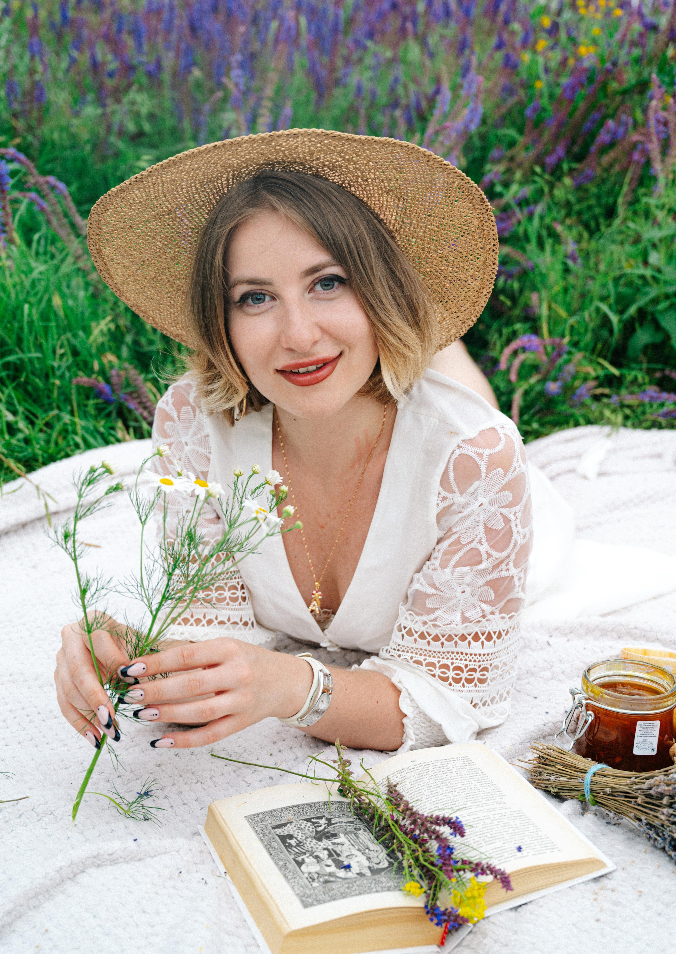 Фотосессия в цветущем поле. Главная