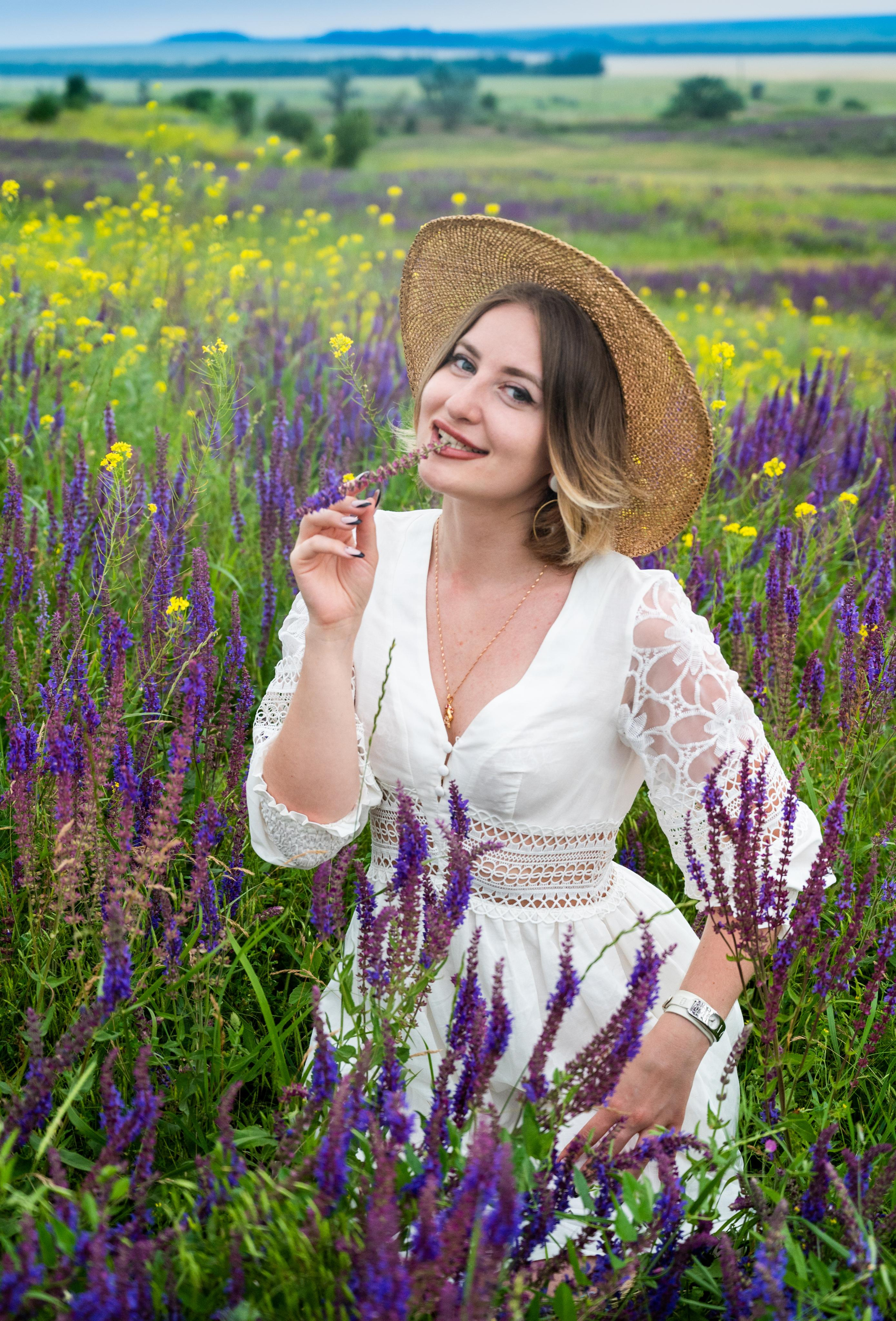 Фотосессия в цветущем поле. Главная