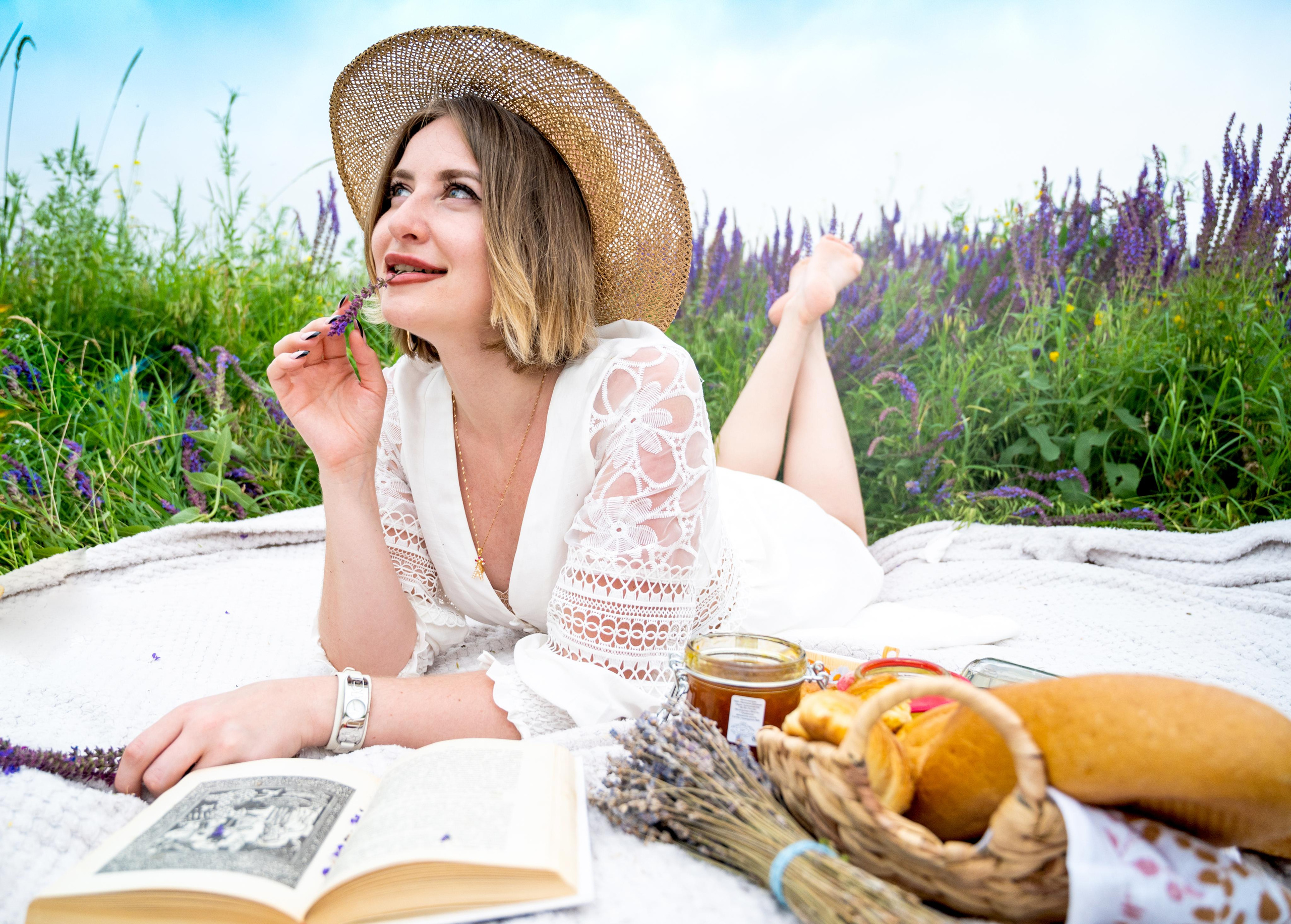 Фотосессия в цветущем поле. Главная