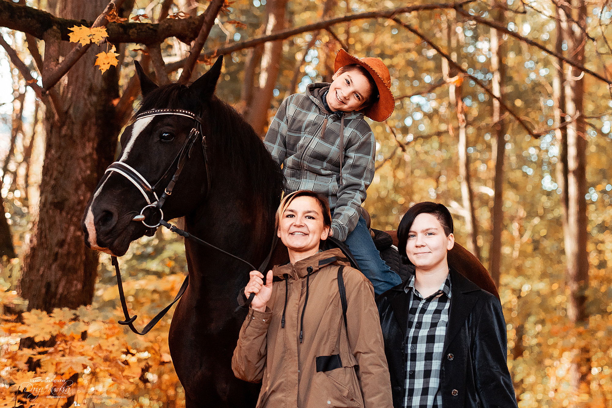 Семейная фотосессия с Корсаром. Конный фотограф Куракина Дарья • Фотосессии с лошадьми