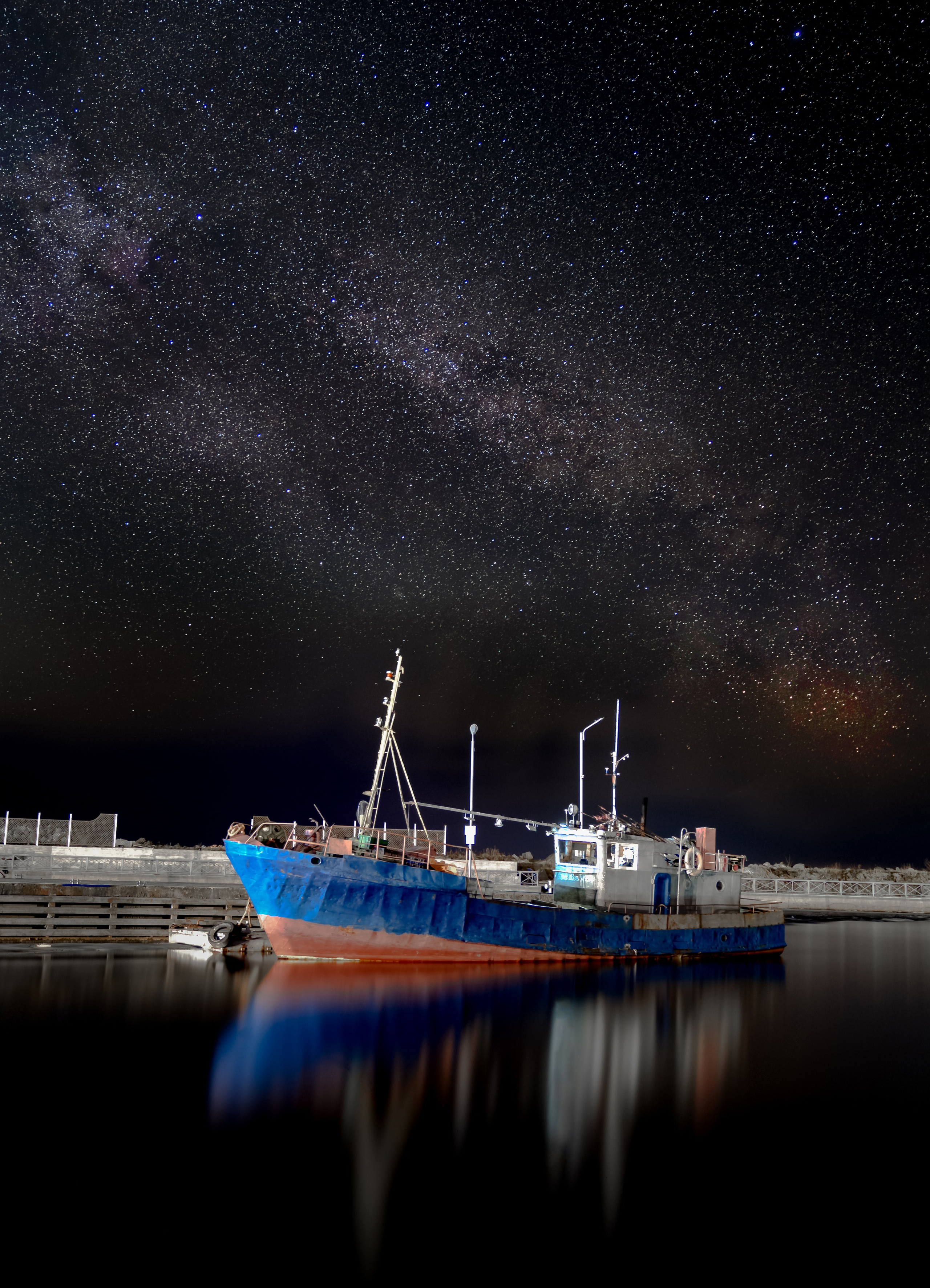 Ладожское Озеро. Рыбацкое судно в порту ночная фотография Млечный Путь звёзды тёмно-синее небо отражение в воде атмосферный урбан-пейзаж Ev.Rednix Санкт-Петербург.