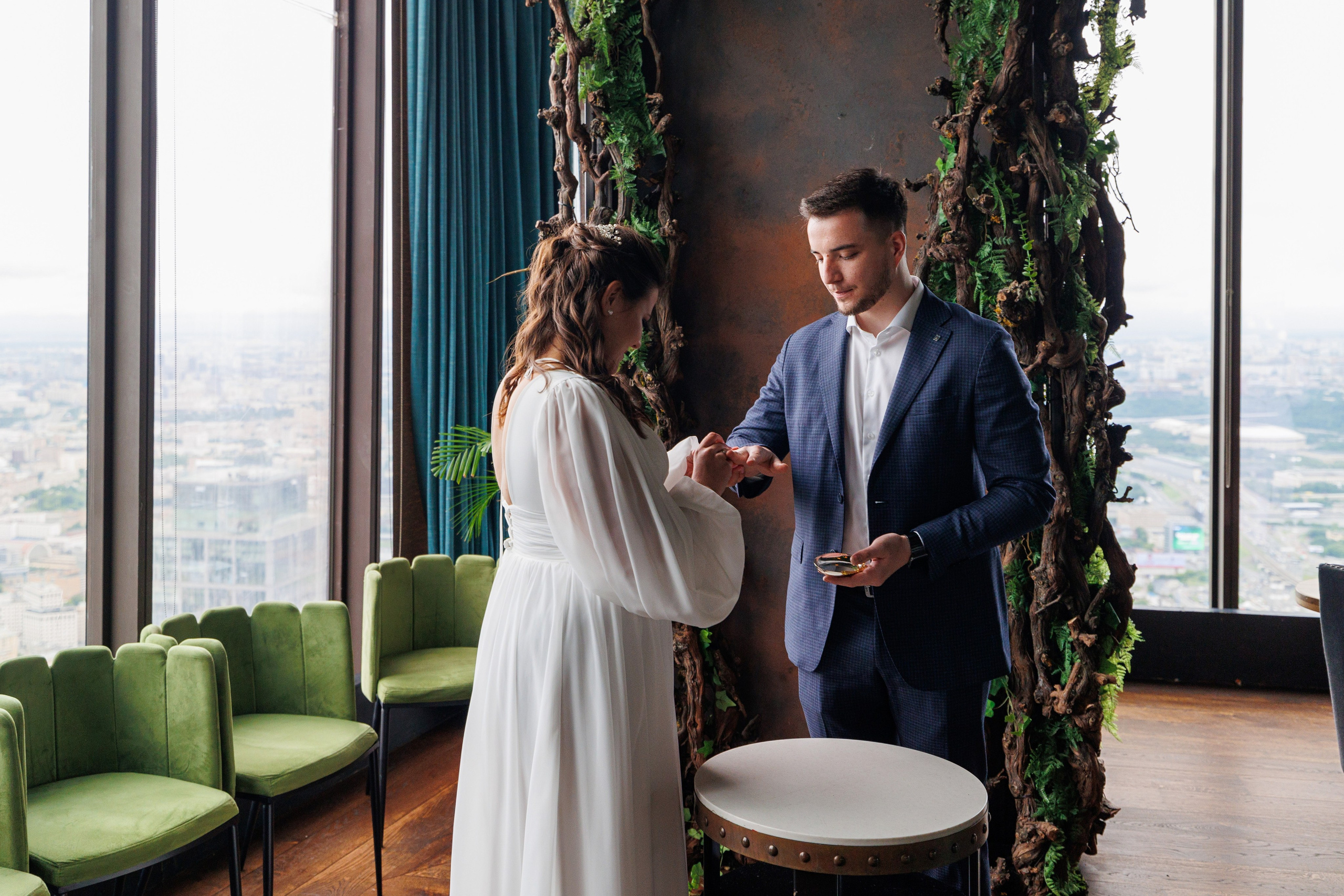 Фотограф на регистрацию в ЗАГС Москва Сити Birds Башня ОКО. Примеры фото, отзывы молодоженов и заявка на регистрацию через официальный сайт.