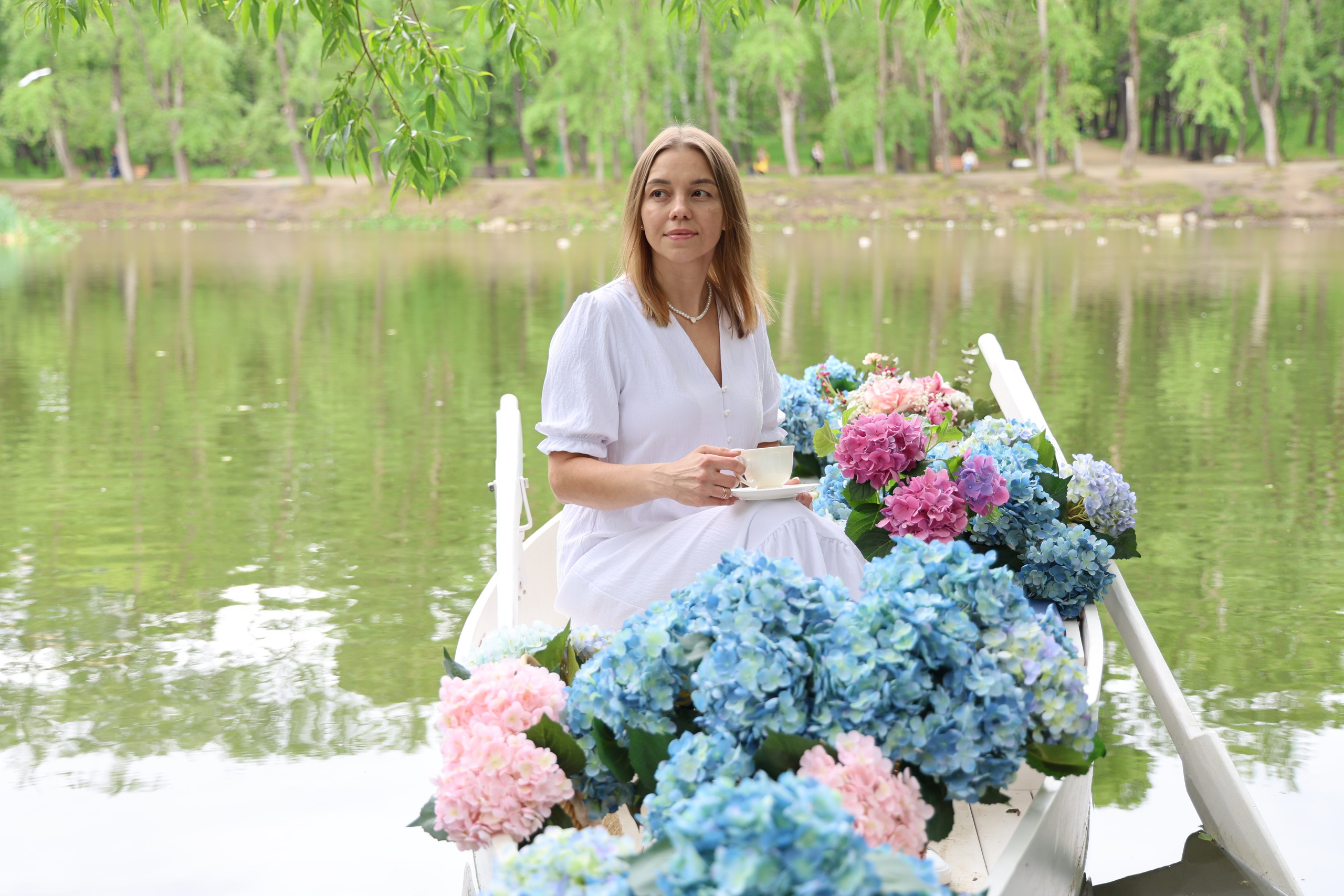 Фотосессия в лодке, лодка, озеро, платье, книга, шляпа, зонт, перчатки, весла, лето. Свадебный, семейный, женский и детский фотограф из Екатеринбурга