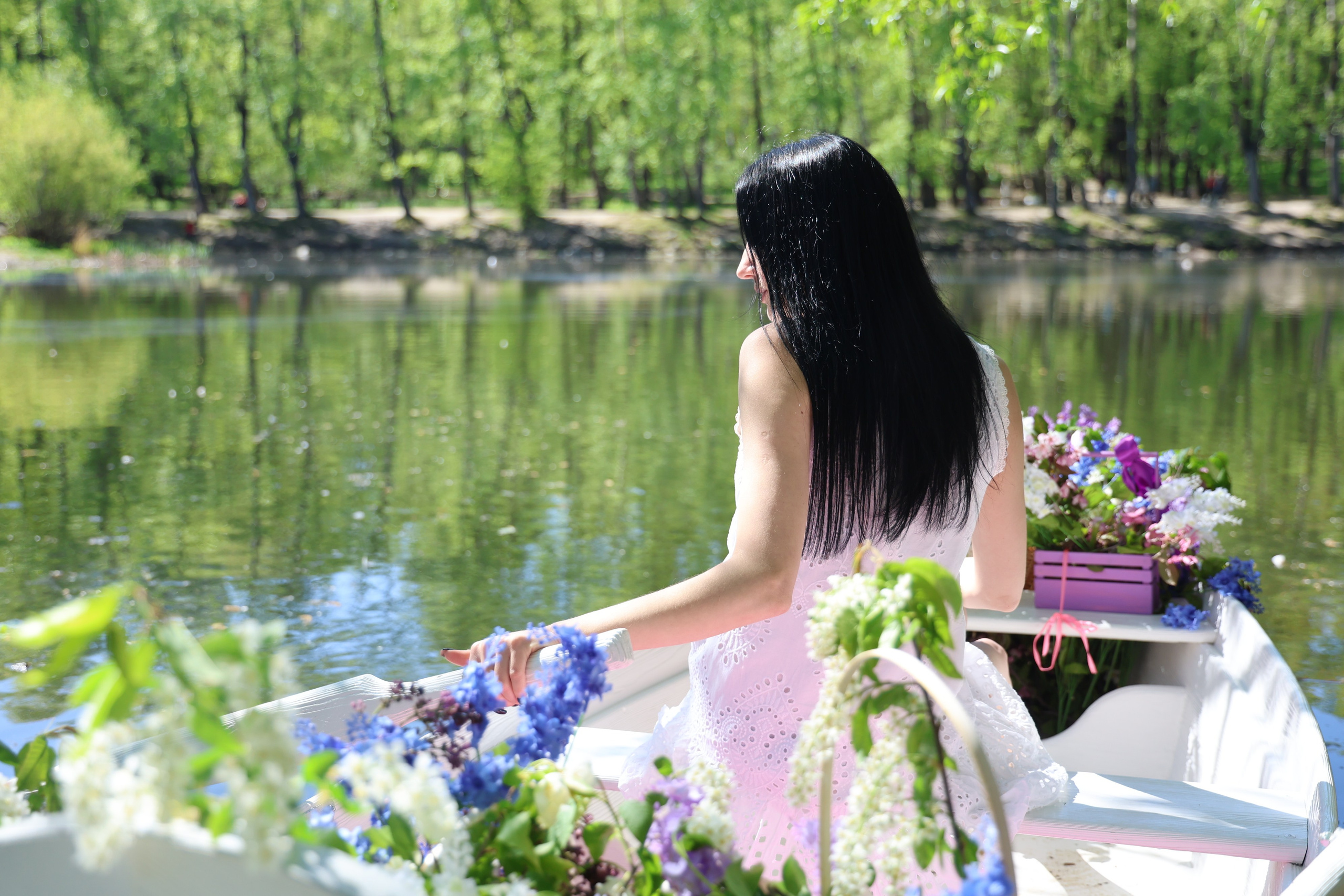 Фотосессия в лодке, лодка, озеро, платье, книга, шляпа, зонт, перчатки, весла, лето. Свадебный, семейный, женский и детский фотограф из Екатеринбурга