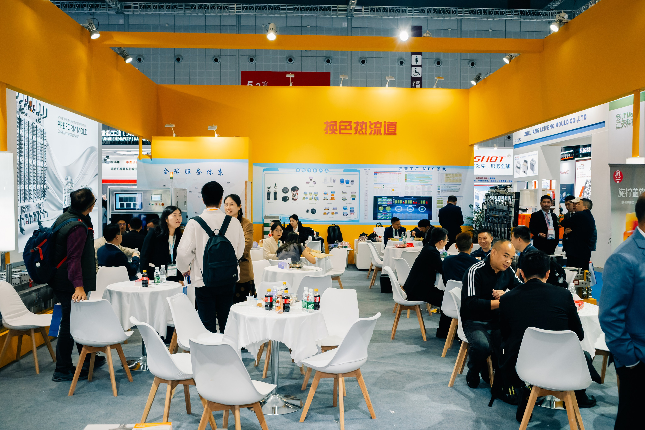 Фото и видеосъемка на выставке CHINAPLAS в Шанхае | Компания VZLP | Фотограф в Шанхае