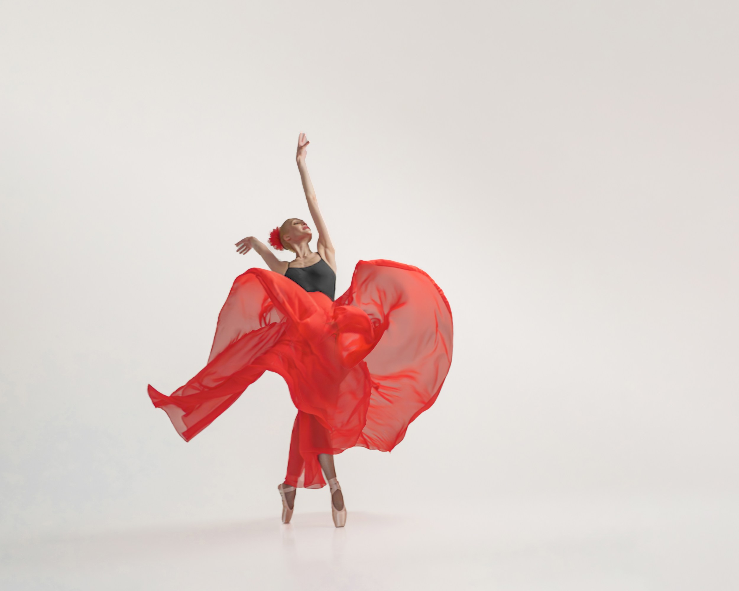 Танец на пуантах  с летящей юбкой в студии в Екатеринбурге, фотограф в Екатеринбурге Светлана Корнелюк
