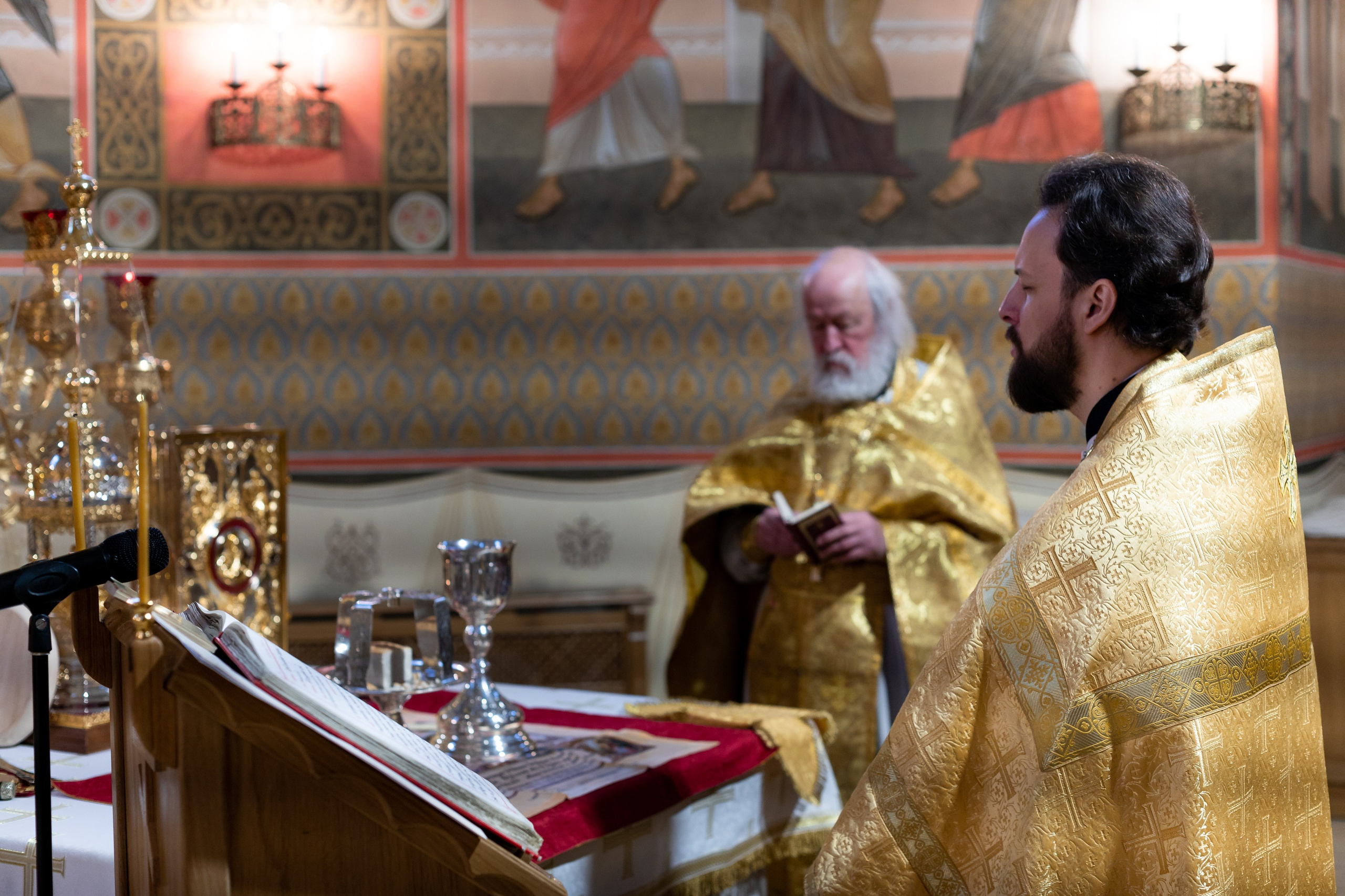 Праздничное богослужение Святителю Николаю 19 декабря. Интерьерный фотограф в Москве Роман Потапов