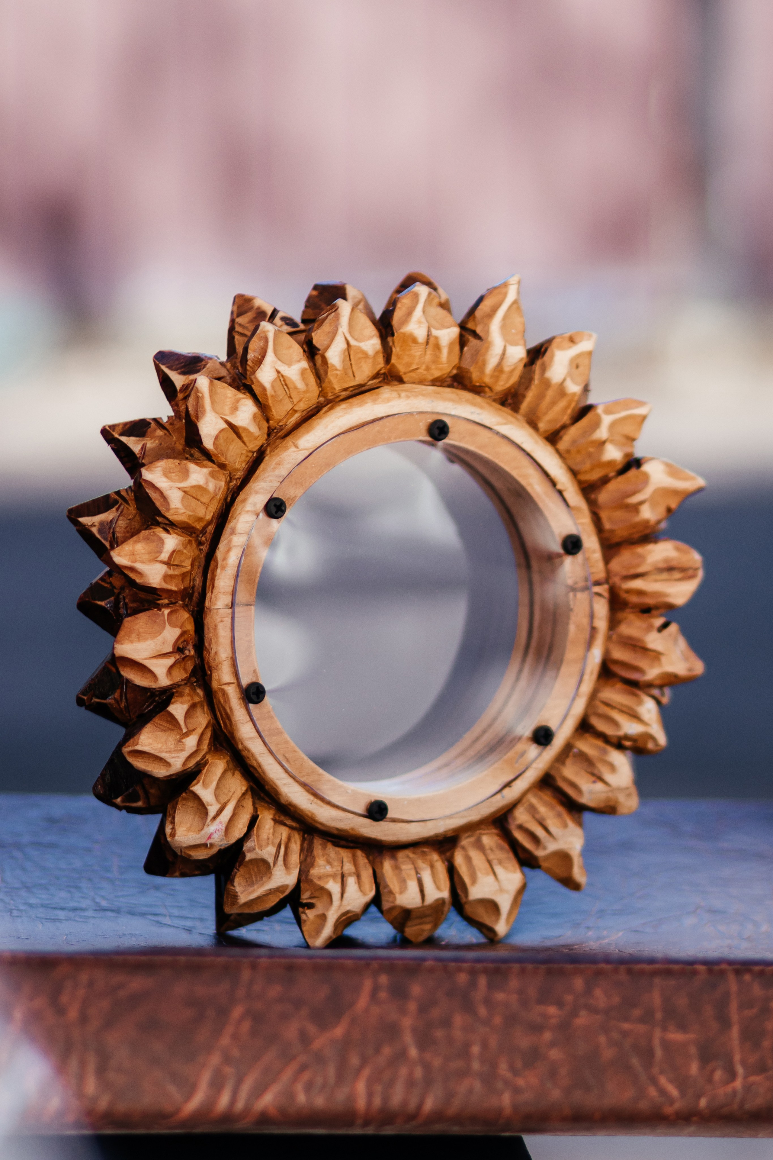 Копилка в необычной деревянной оправе 