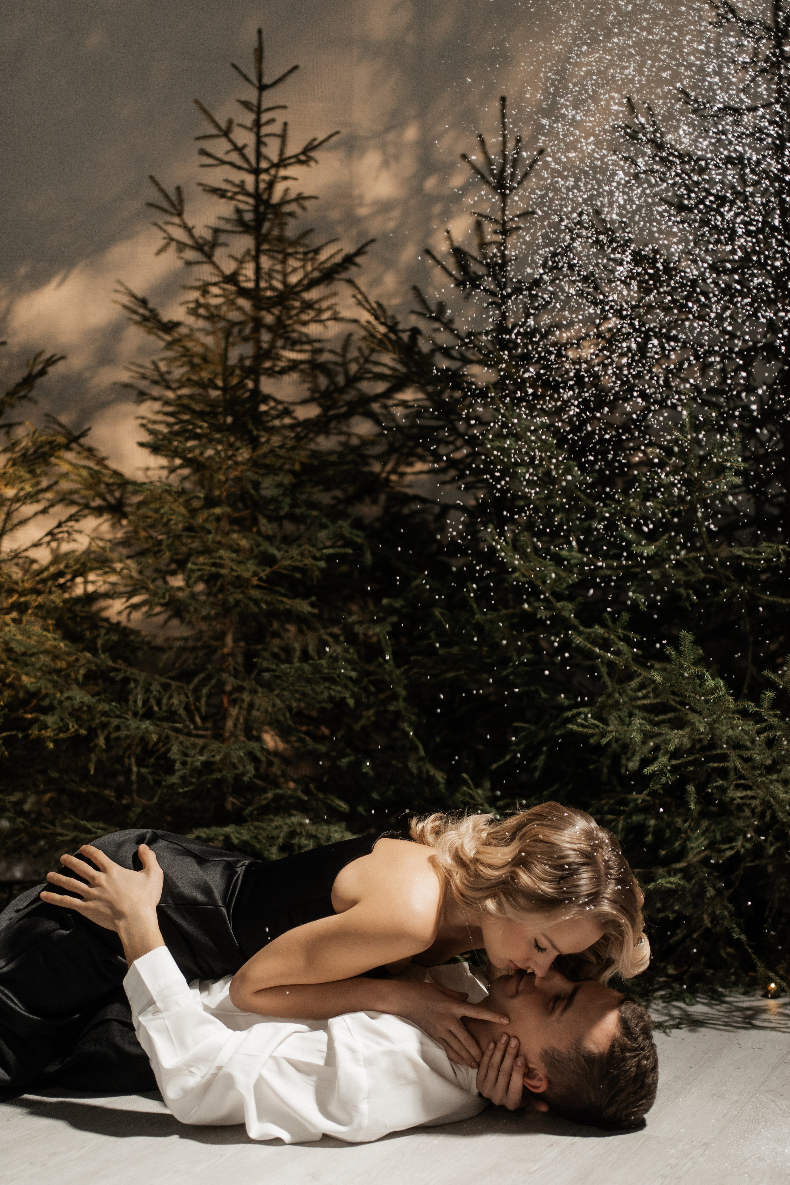 [… under winter firs]. Фотограф в Архангельске