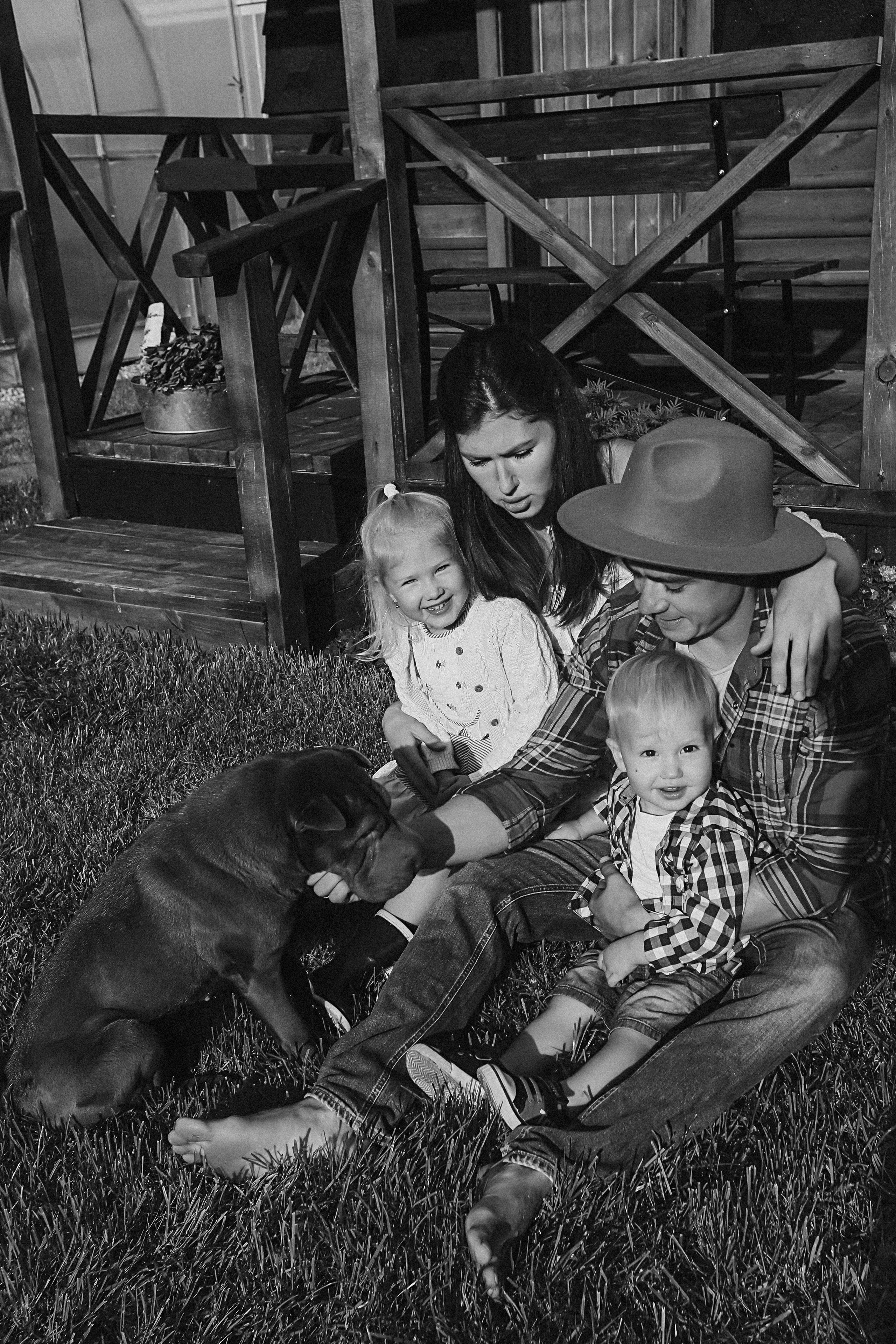 У дома. Семейный фотограф Тюмень, фотограф на роды Салмина Мария