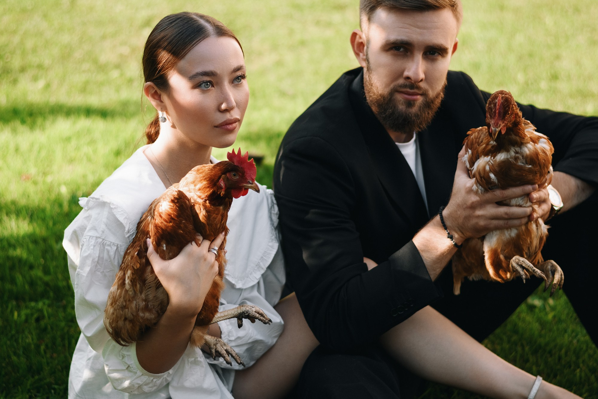 Свадебная пара и курицы в саду, необычная идея для фотосессии в Тюмени