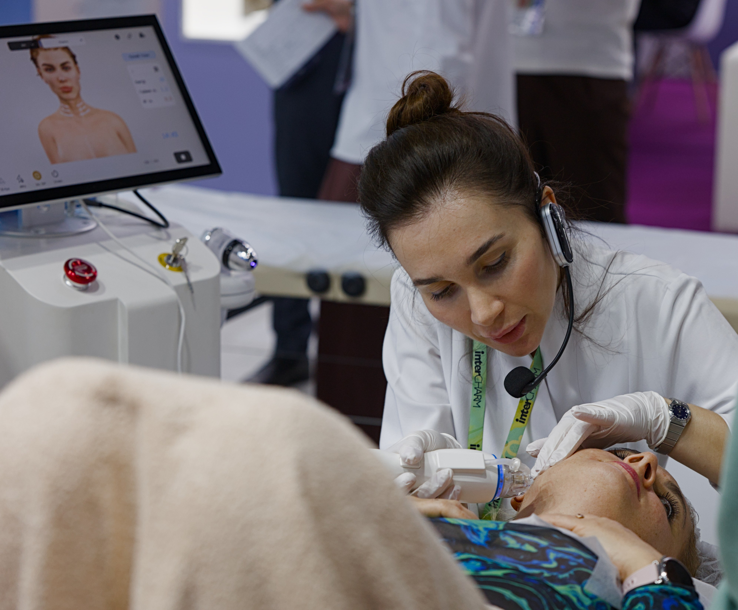 Косметические процедуры на выставке InterCHARM в Москве