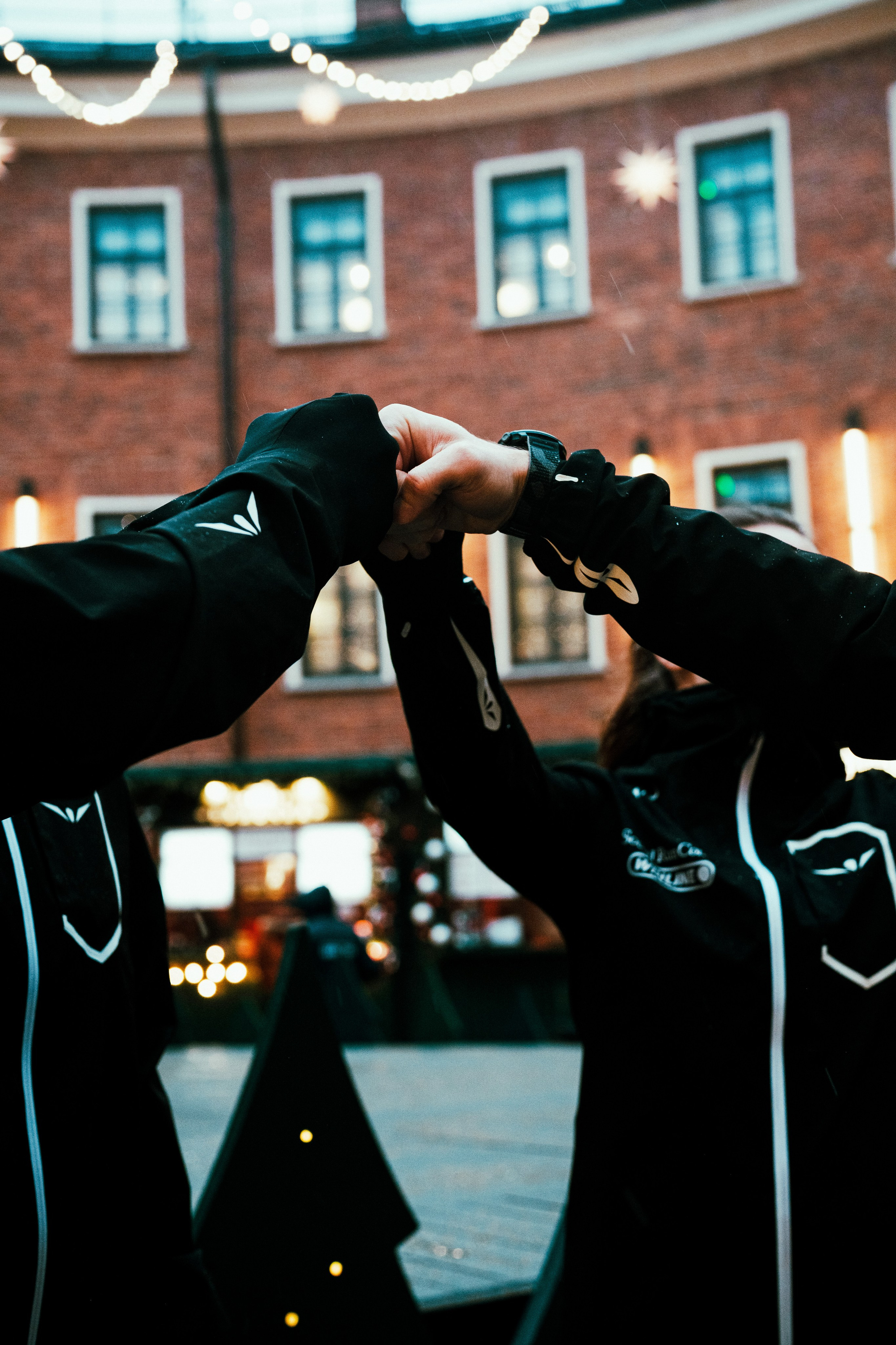 Social Run Community x Anta. Зимняя городская новогодняя фотосессия спортивной одежды от бегового клуба social run community. Портретный и репортажный фотограф в Санкт-Петербурге Смоляков Максим