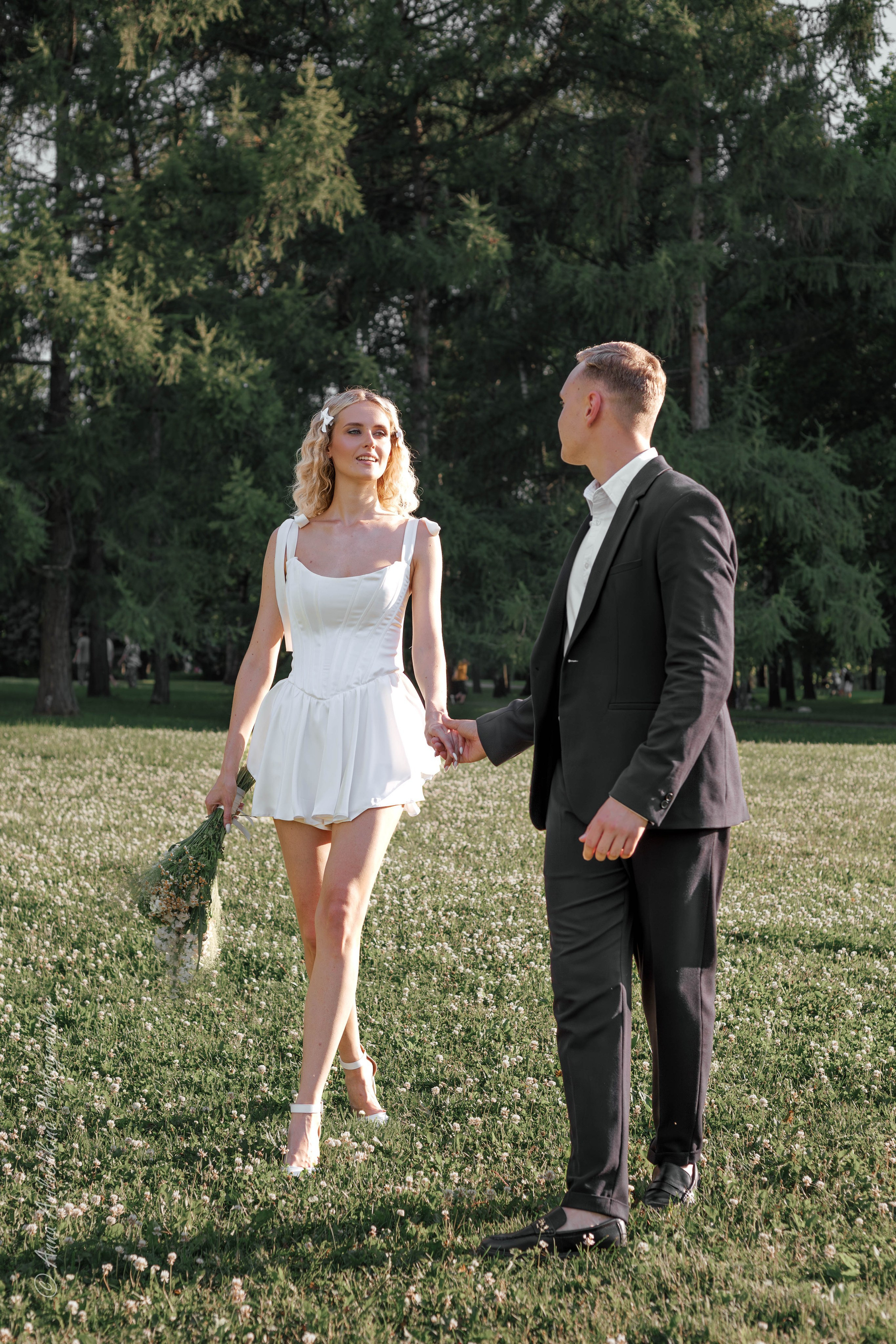 Свадебная фотосессия, прогулка молодоженов