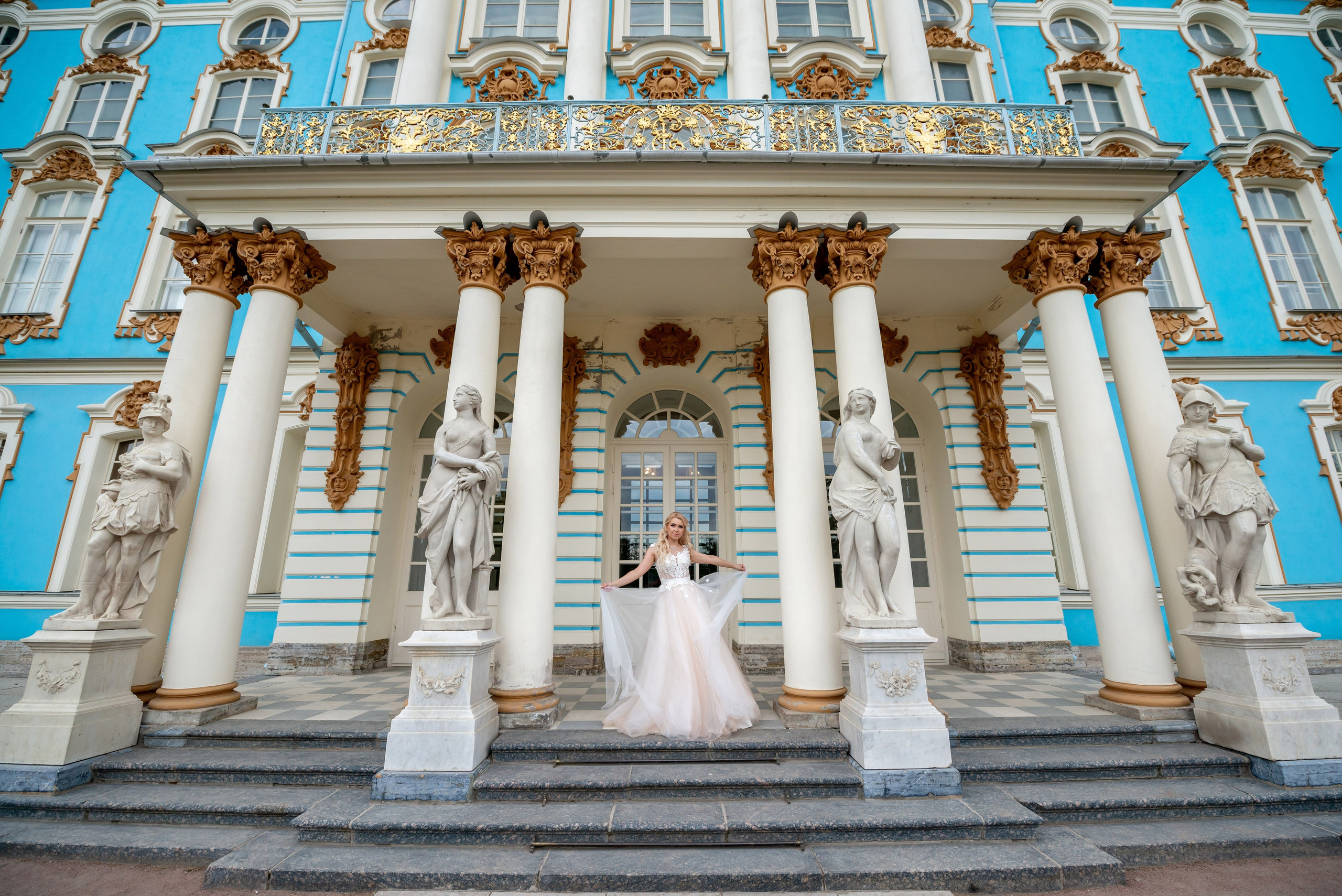 Евгения (фотосессия с малиновым chevrolet camaro, в сирени в Пушкине в Екатерининском парке). Портретный, семейный и свадебный фотограф в Санкт-Петербурге и в Пушкине Ширяев Денис