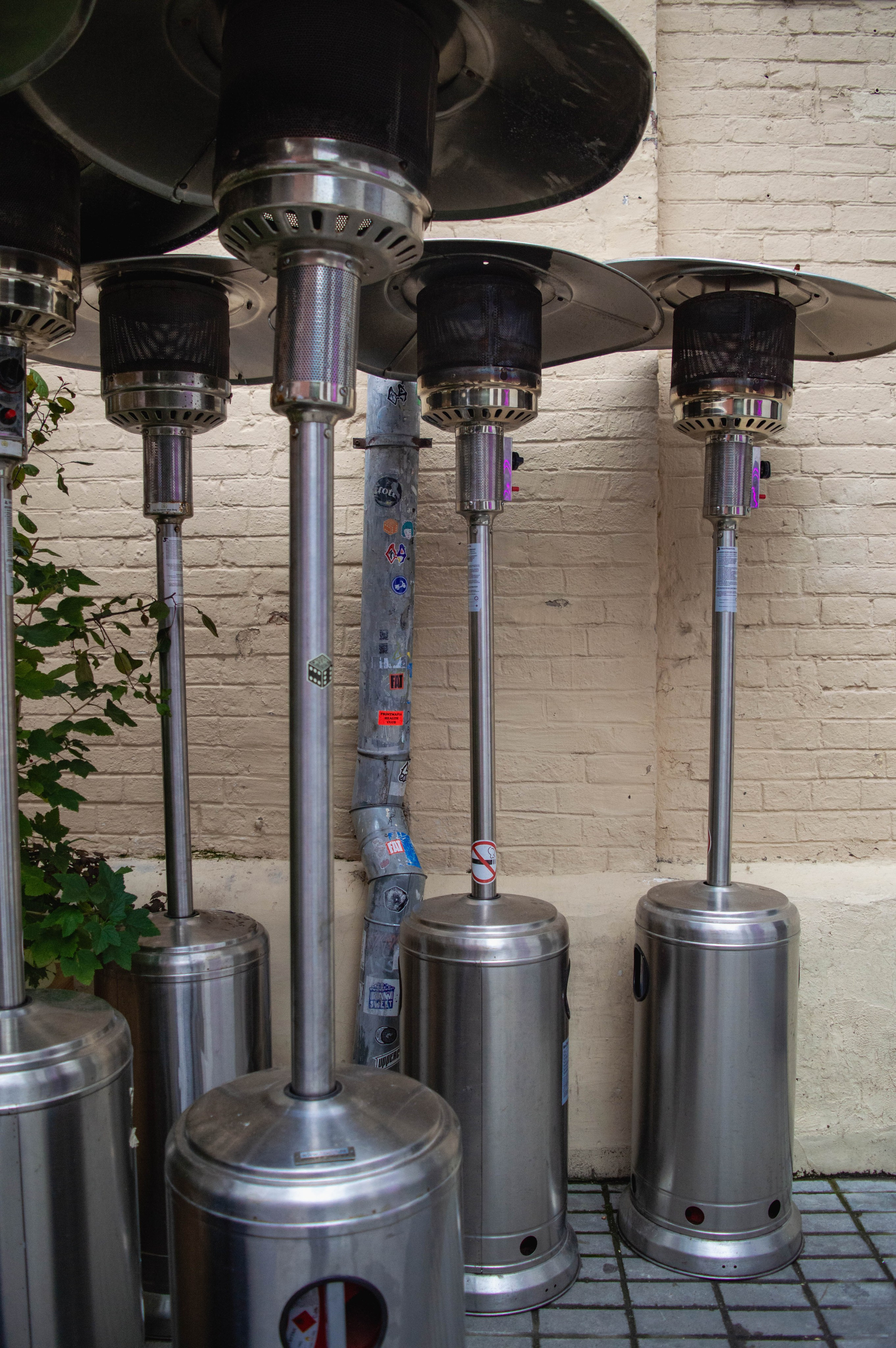 Типология «Стикербомбинг в городе». Фотограф Анастасия Лощакова в Москве