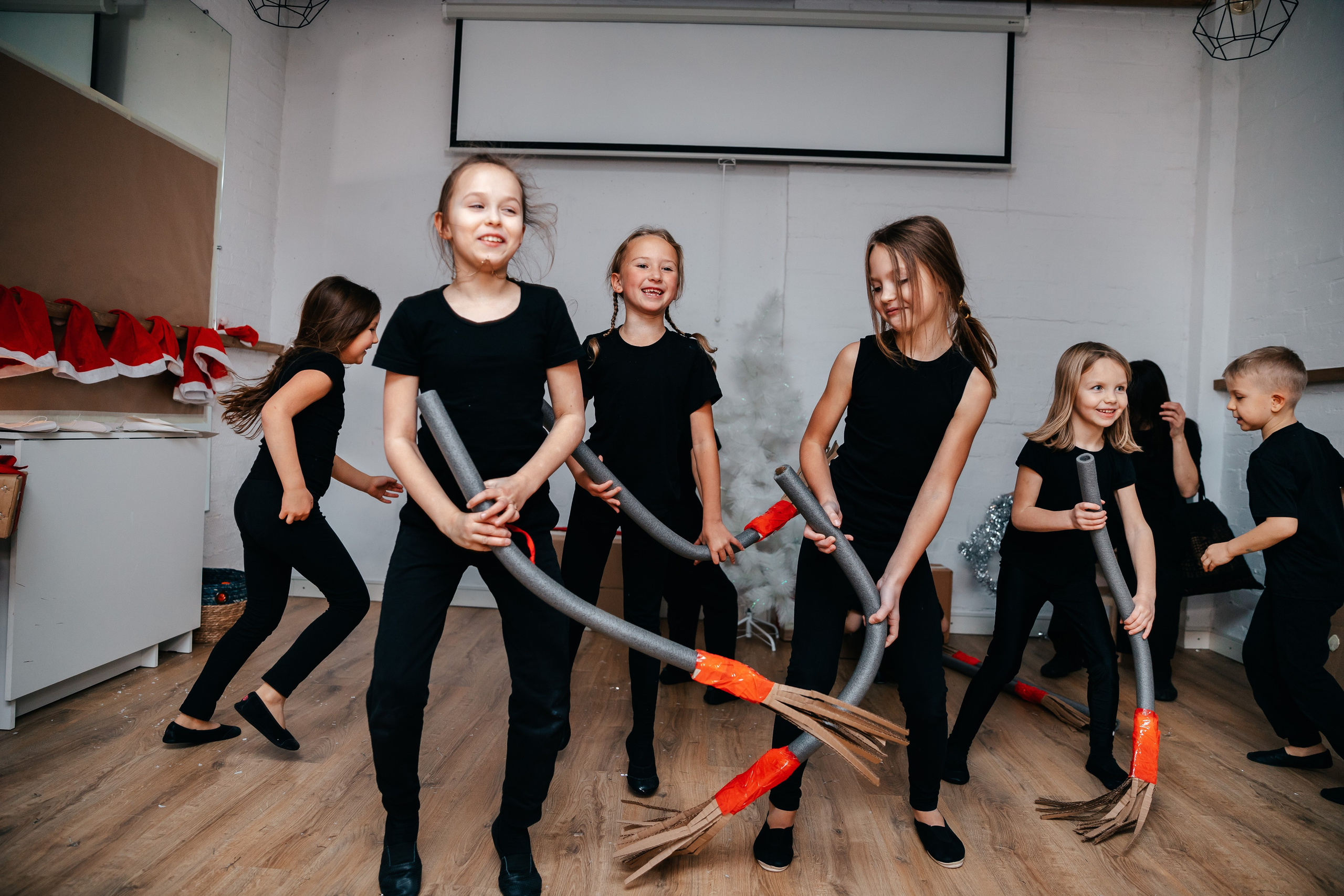 Новогодний утренник в Монтессори-школе. Семейный lifestyle фотограф в Санкт-Петербурге Людмила Пахомова