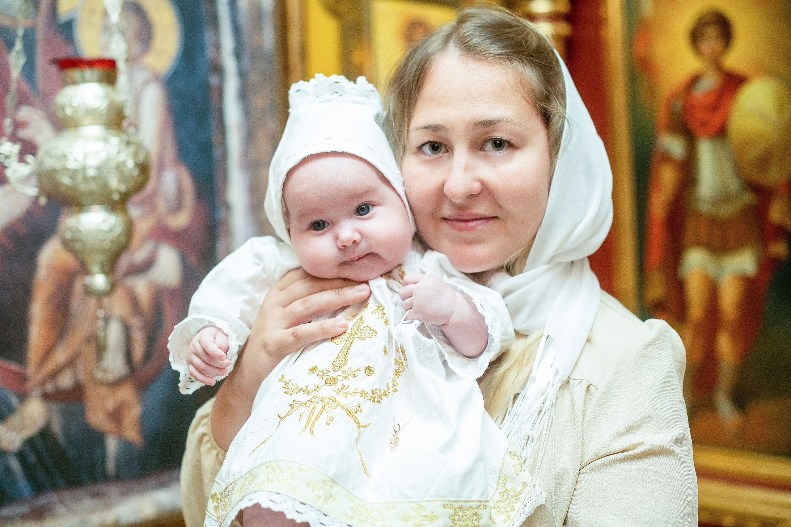 Крещение младенца Ксении. Храм Воздвижения Креста Господня в Алтуфьеве. Фотограф Крещения и Венчания в Москве и МО