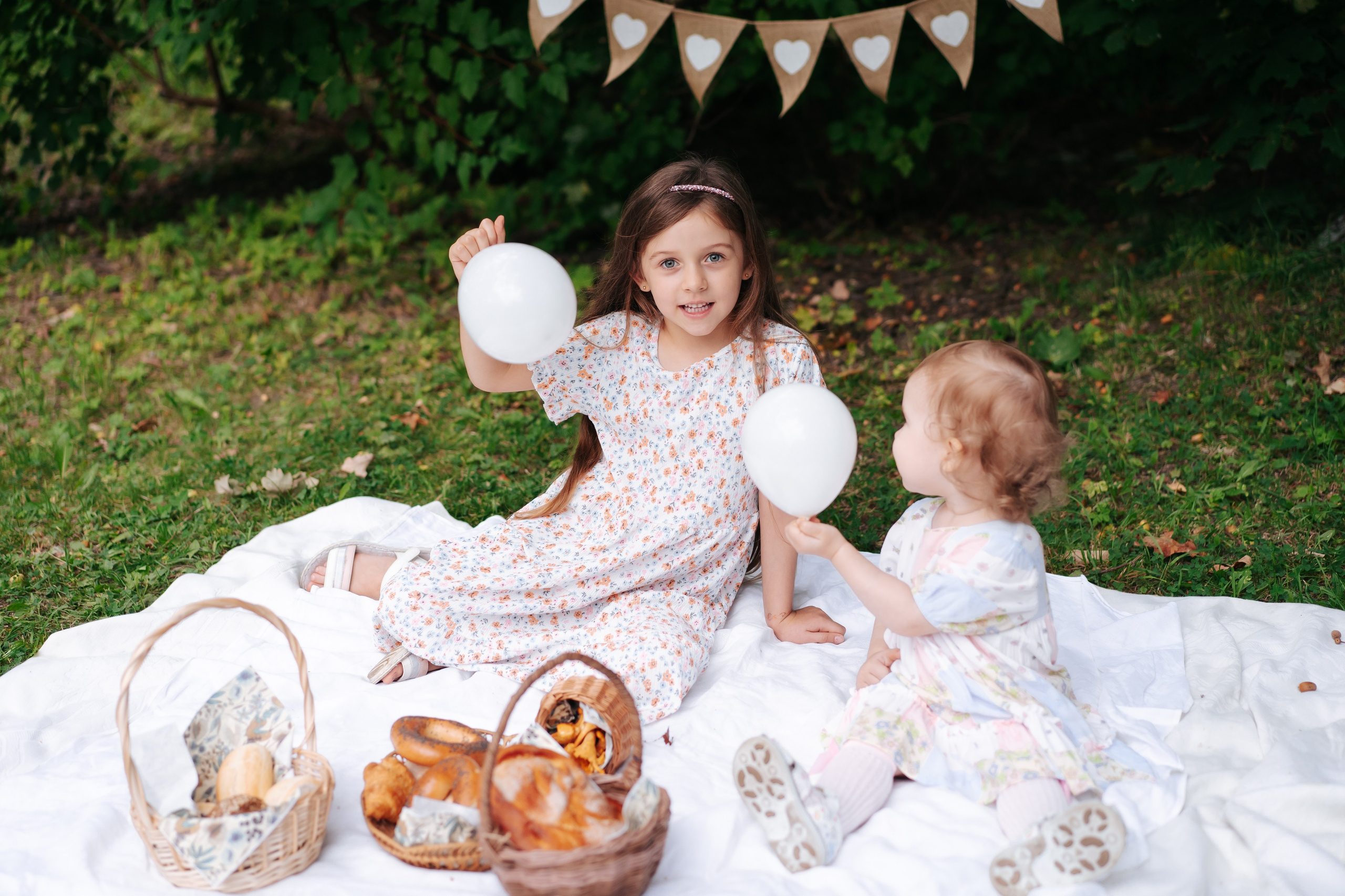 Евангелина с мамой в парке. Детская, семейная фотостудия в Санкт-Петербурге
