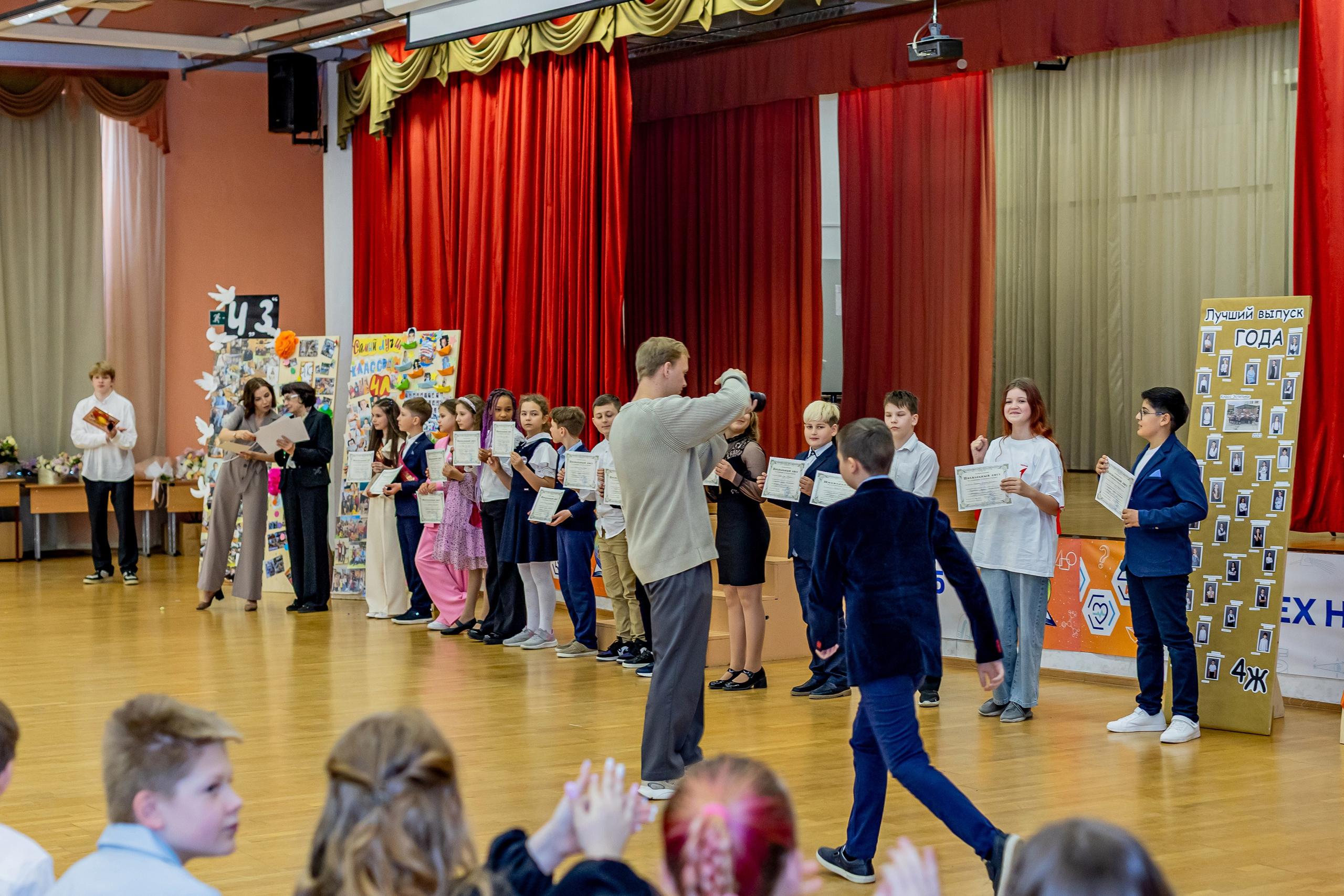 Выпускной праздник в начальной школе. Фотограф и видеограф Москва. Свадебный фотограф, видеограф. Выпускные альбомы. Оживающие альбомы