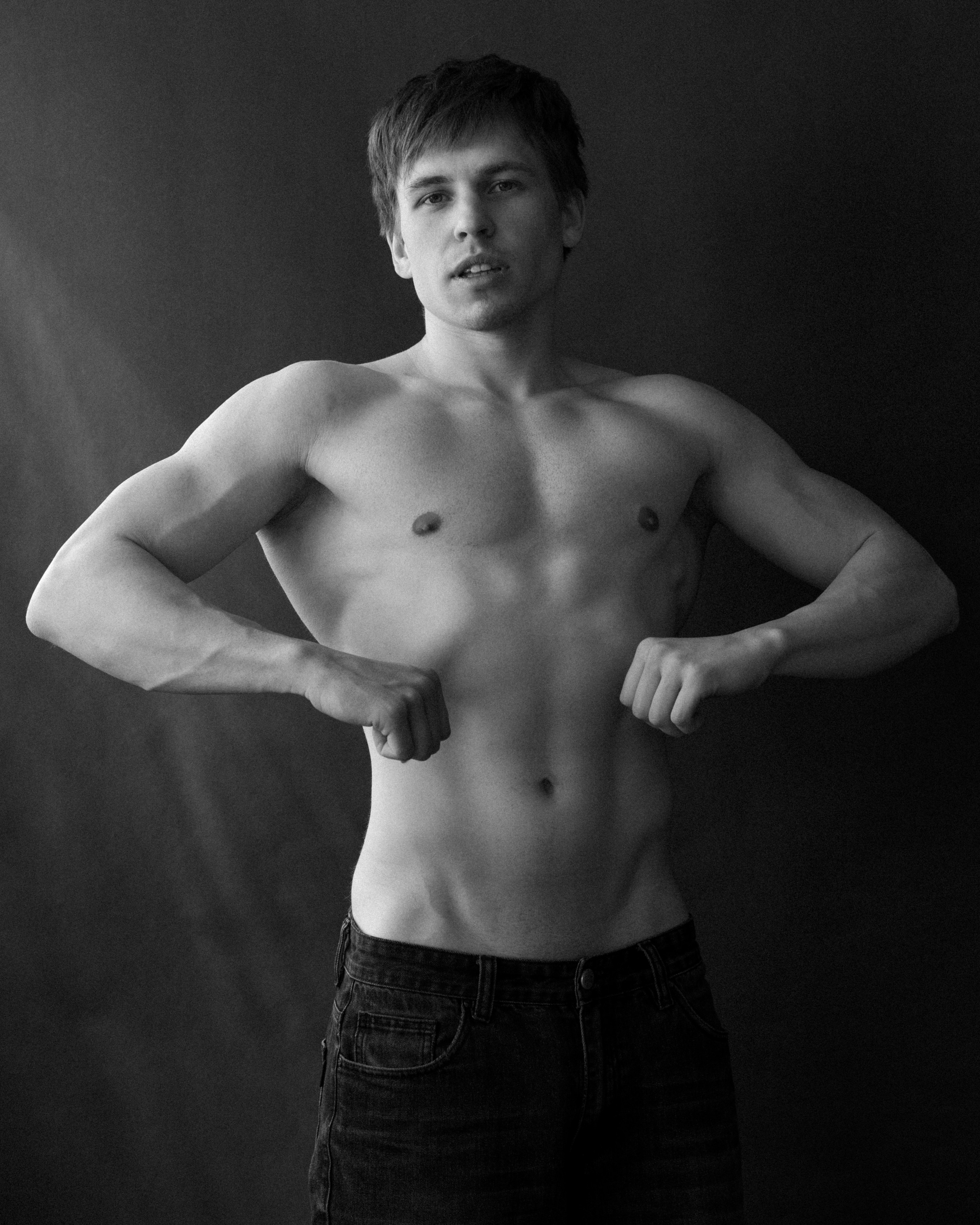 портрет мужчины с голым торсом на чёрном фоне