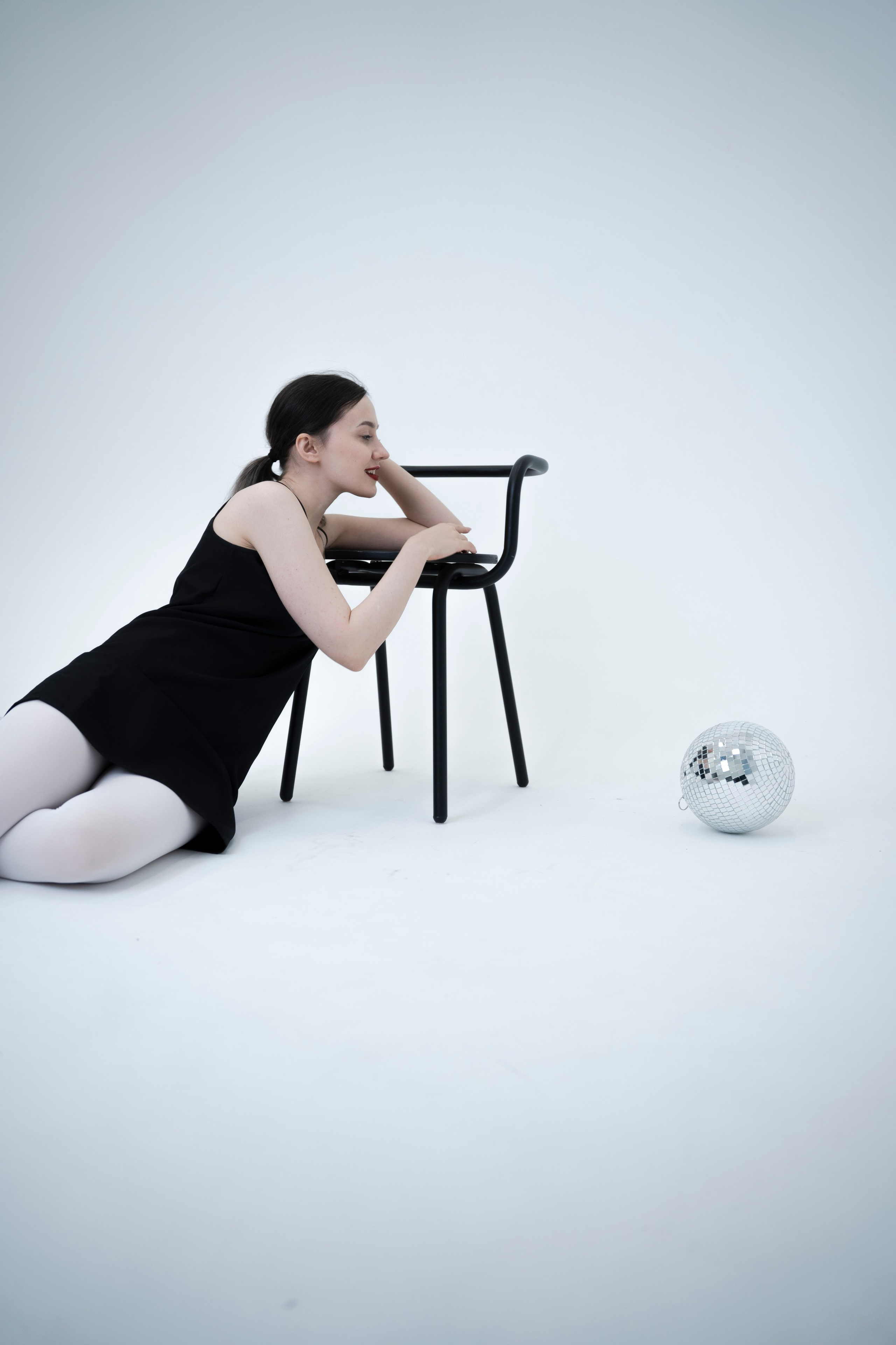 ДЕВОЧКА НА ШАРЕ. Главная